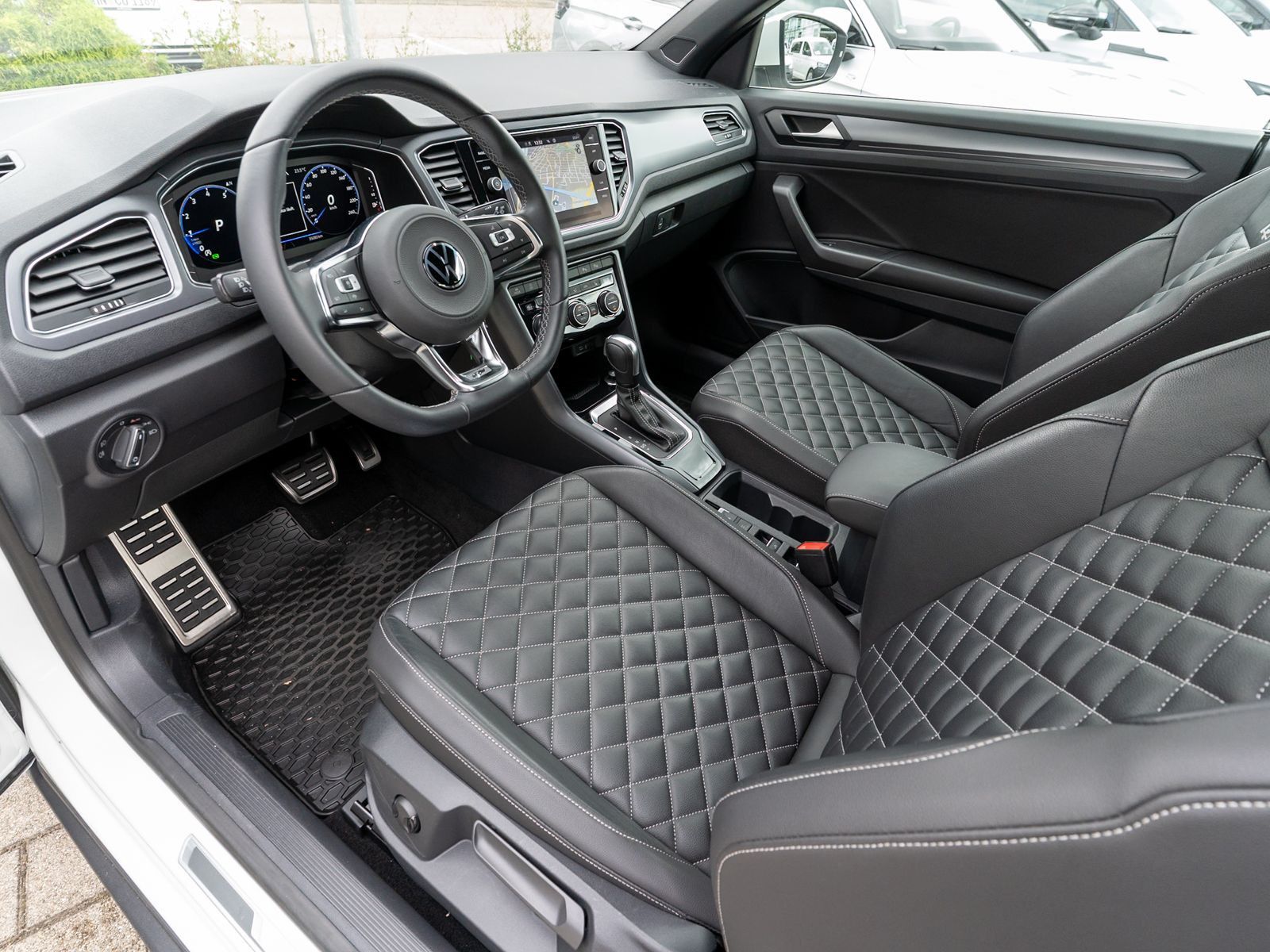 Fahrzeugabbildung Volkswagen T-Roc Cabriolet R-Line 1.5TSI DSG Navi ACC LEDER