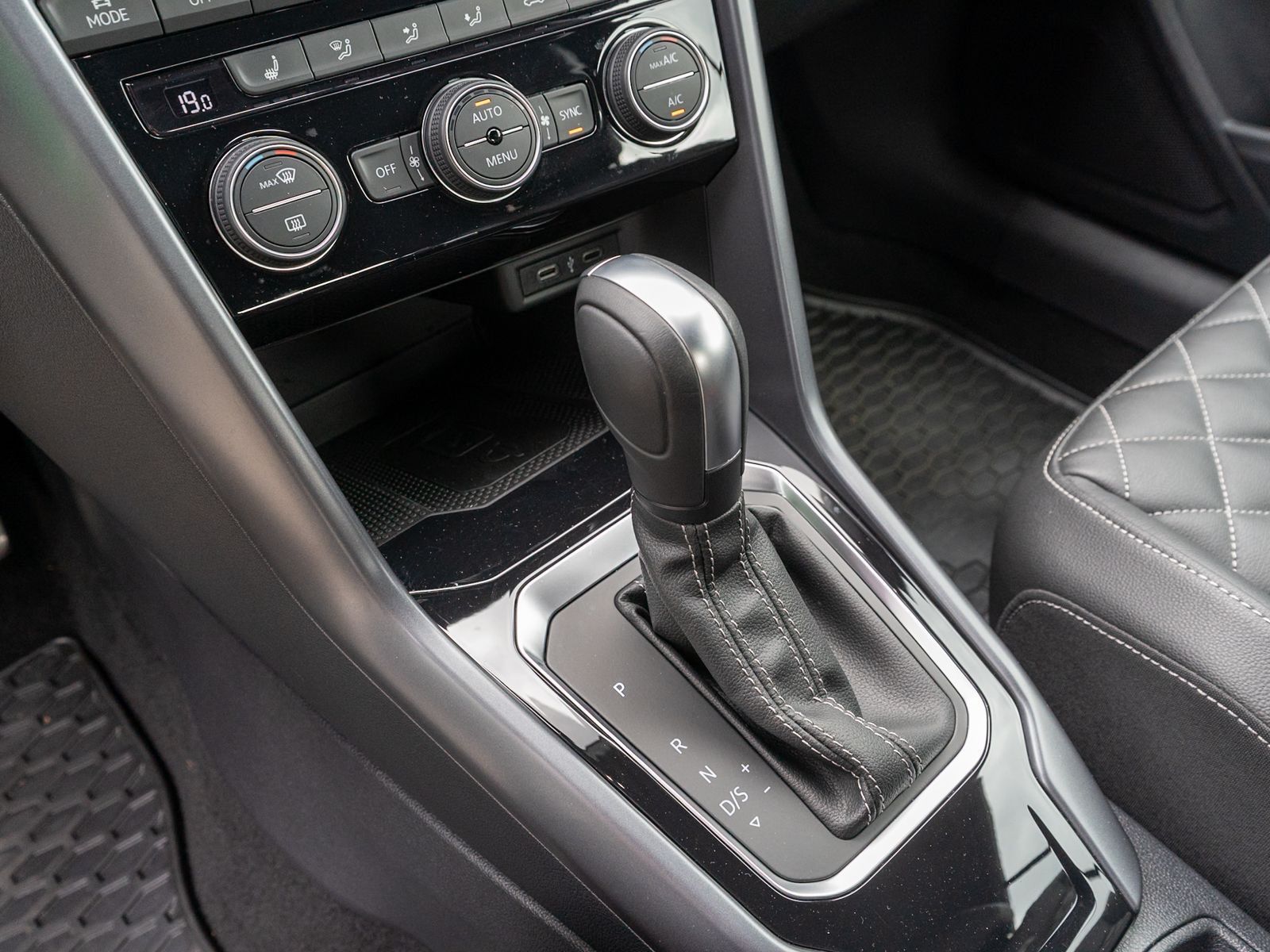 Fahrzeugabbildung Volkswagen T-Roc Cabriolet R-Line 1.5TSI DSG Navi ACC LEDER