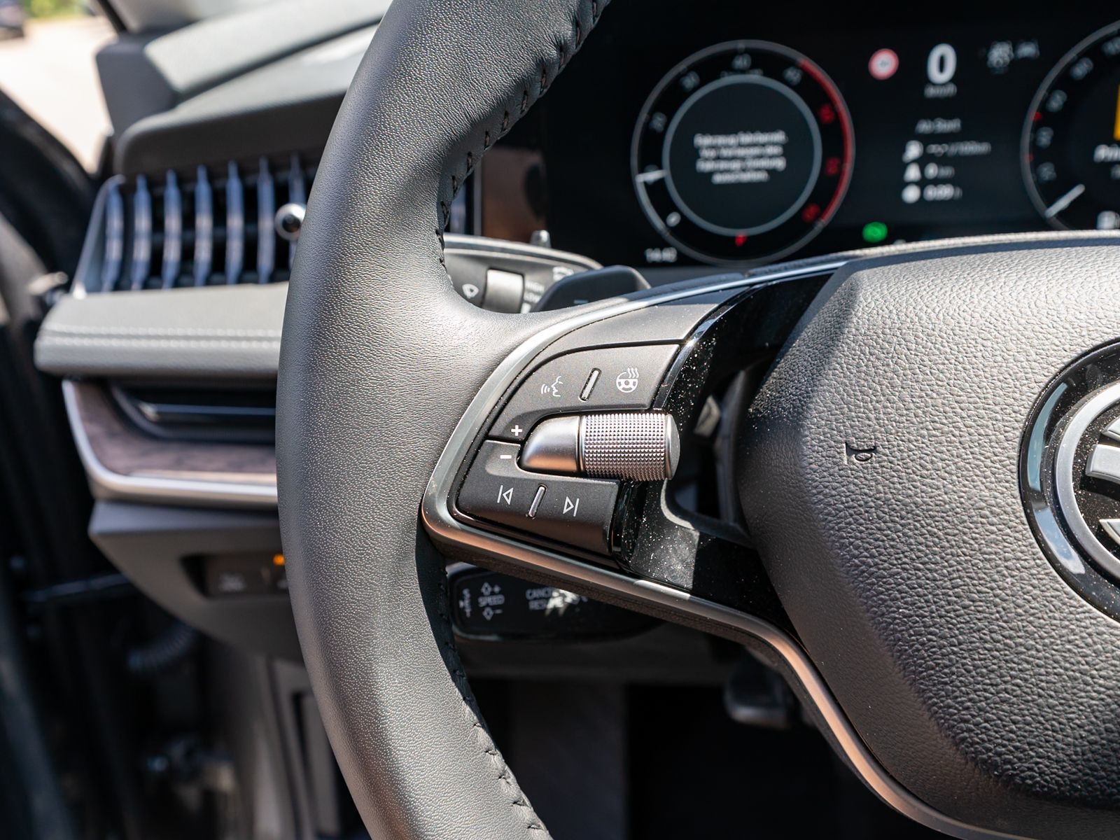 Fahrzeugabbildung SKODA Superb Combi L&K 2.0 TDI DSG Navi RFK LEDER AHK