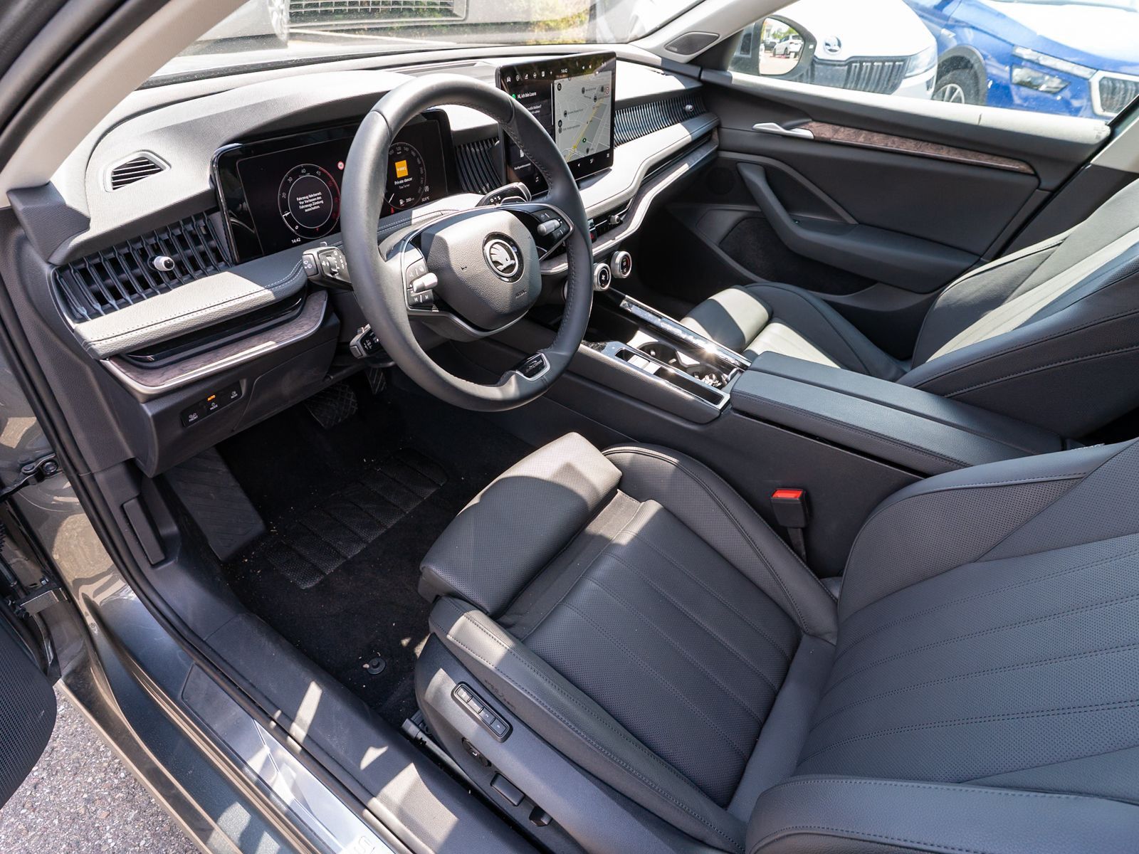 Fahrzeugabbildung SKODA Superb Combi L&K 2.0 TDI DSG Navi RFK LEDER AHK