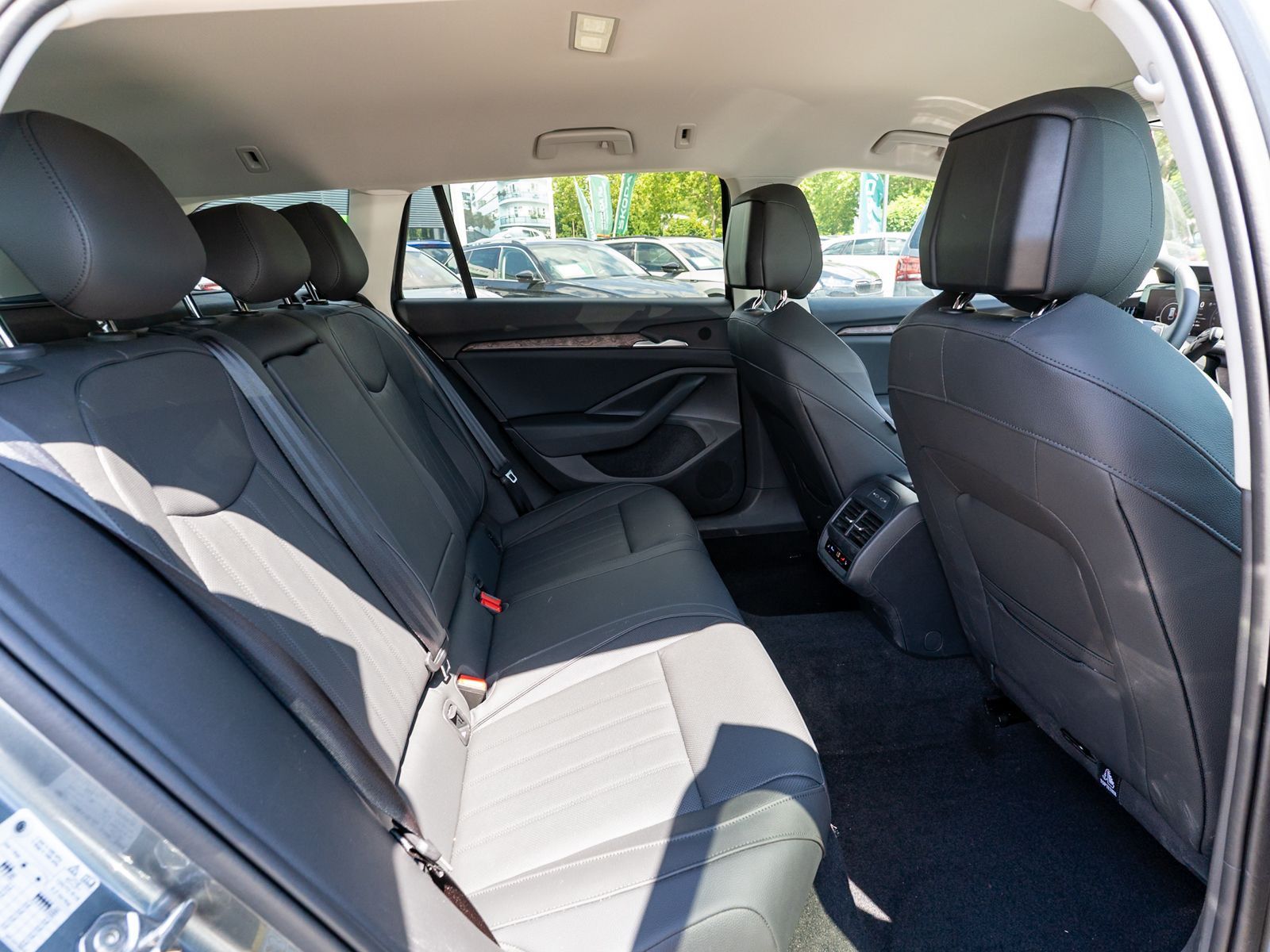 Fahrzeugabbildung SKODA Superb Combi L&K 2.0 TDI DSG Navi RFK LEDER AHK