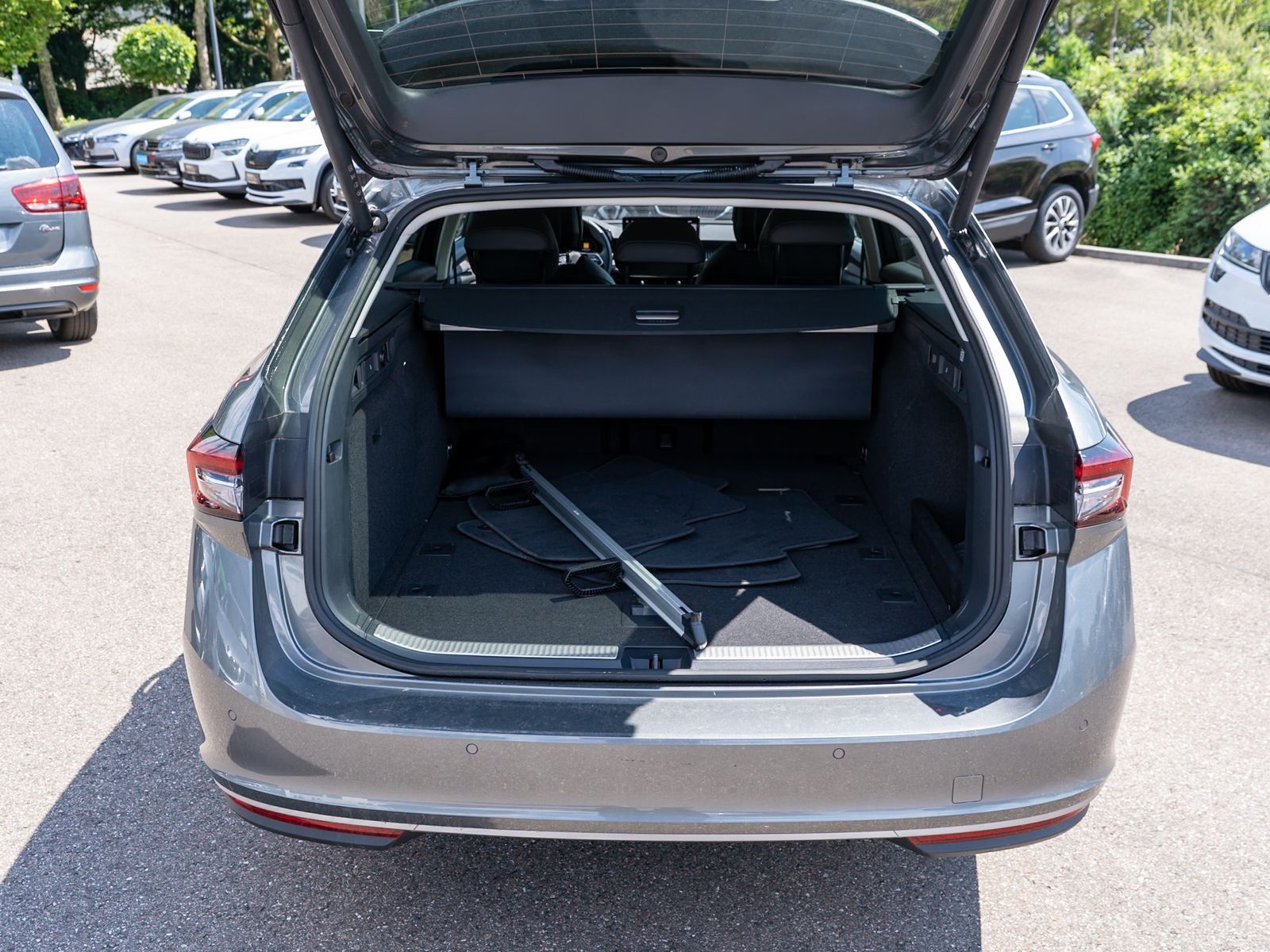 Fahrzeugabbildung SKODA Superb Combi L&K 2.0 TDI DSG Navi RFK LEDER AHK