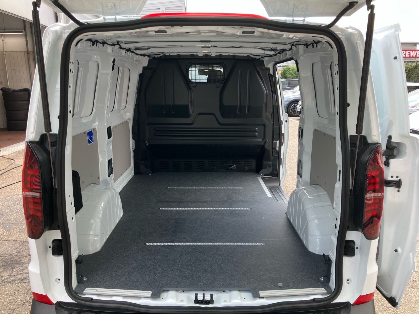 Fahrzeugabbildung Volkswagen e-Transporter Kasten 100 kW BEV 1-Gang Automatik
