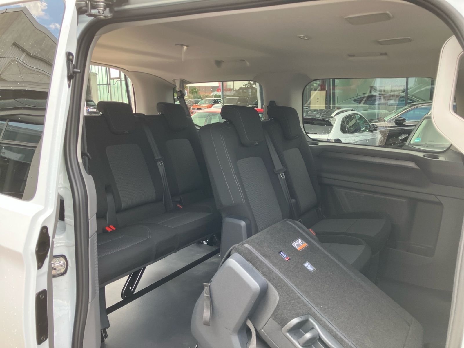 Fahrzeugabbildung Volkswagen e-Caravelle 100 kW BEV 1-Gang Automatik