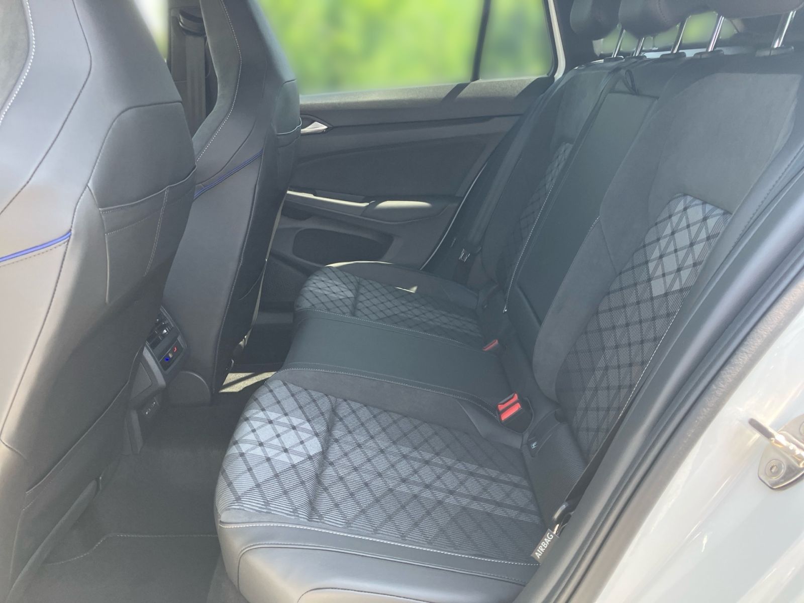 Fahrzeugabbildung Volkswagen Golf Variant R-Line 2,0l TDI 150 PS DSG AHK ACC