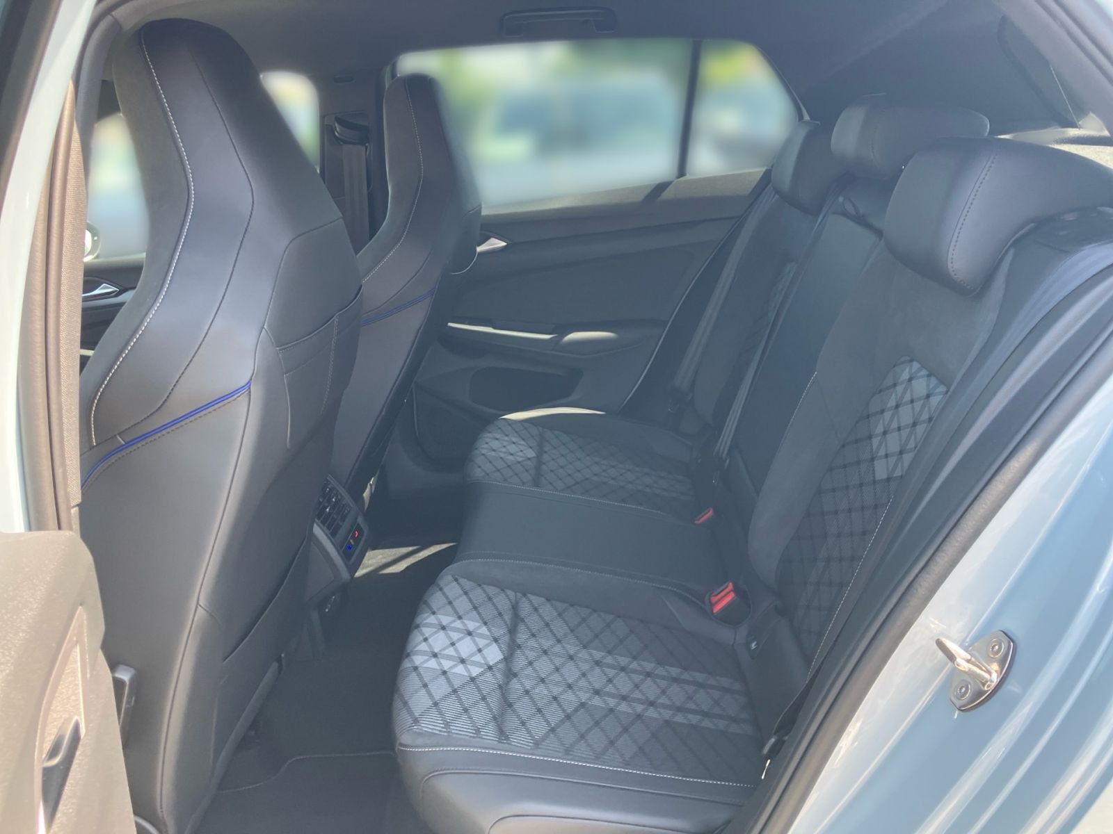 Fahrzeugabbildung Volkswagen Golf R-Line 1,5l eTSI 150 PS DSG AHK ACC 360° Ka