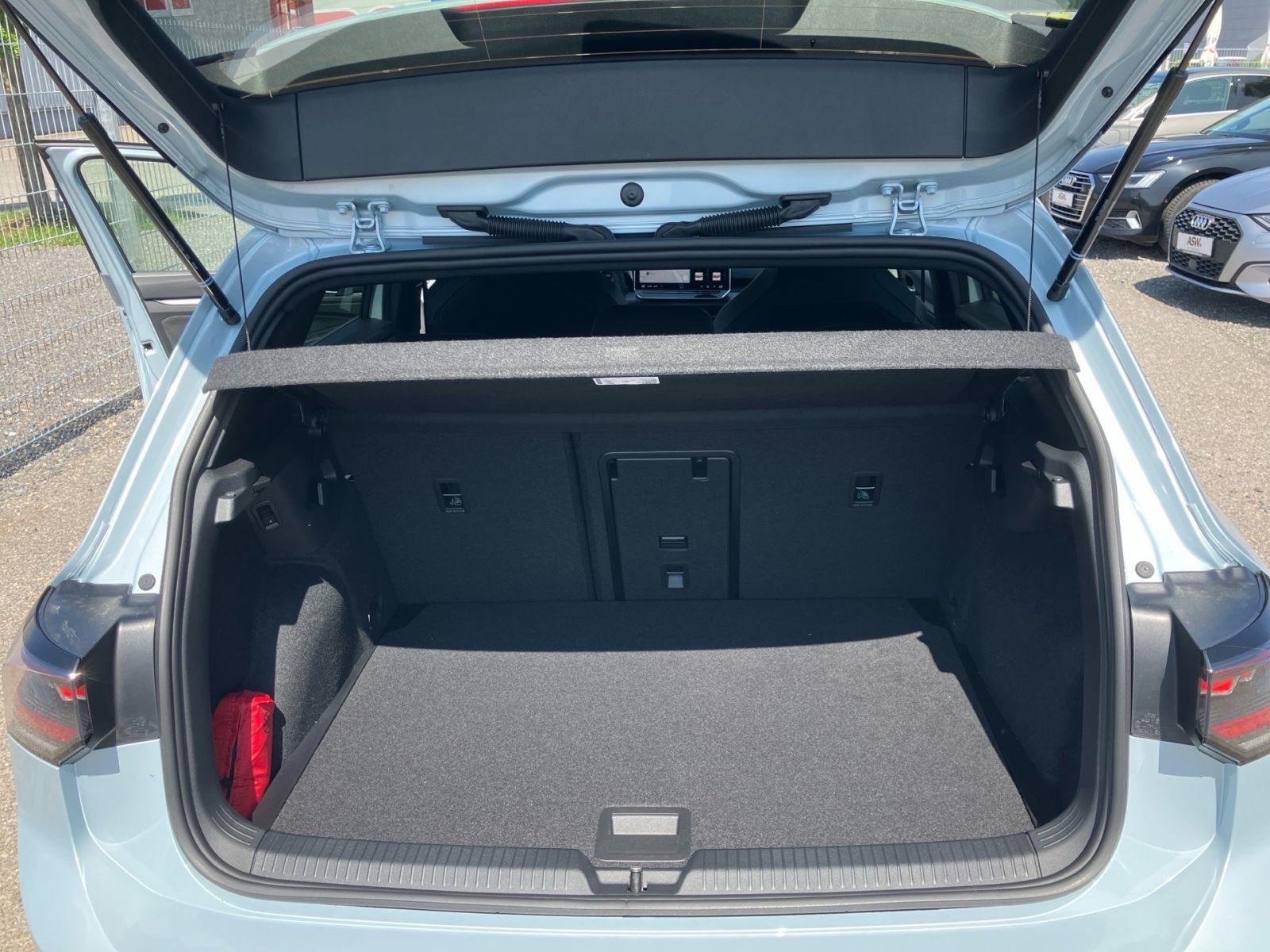 Fahrzeugabbildung Volkswagen Golf R-Line 1,5l eTSI 150 PS DSG AHK ACC 360° Ka