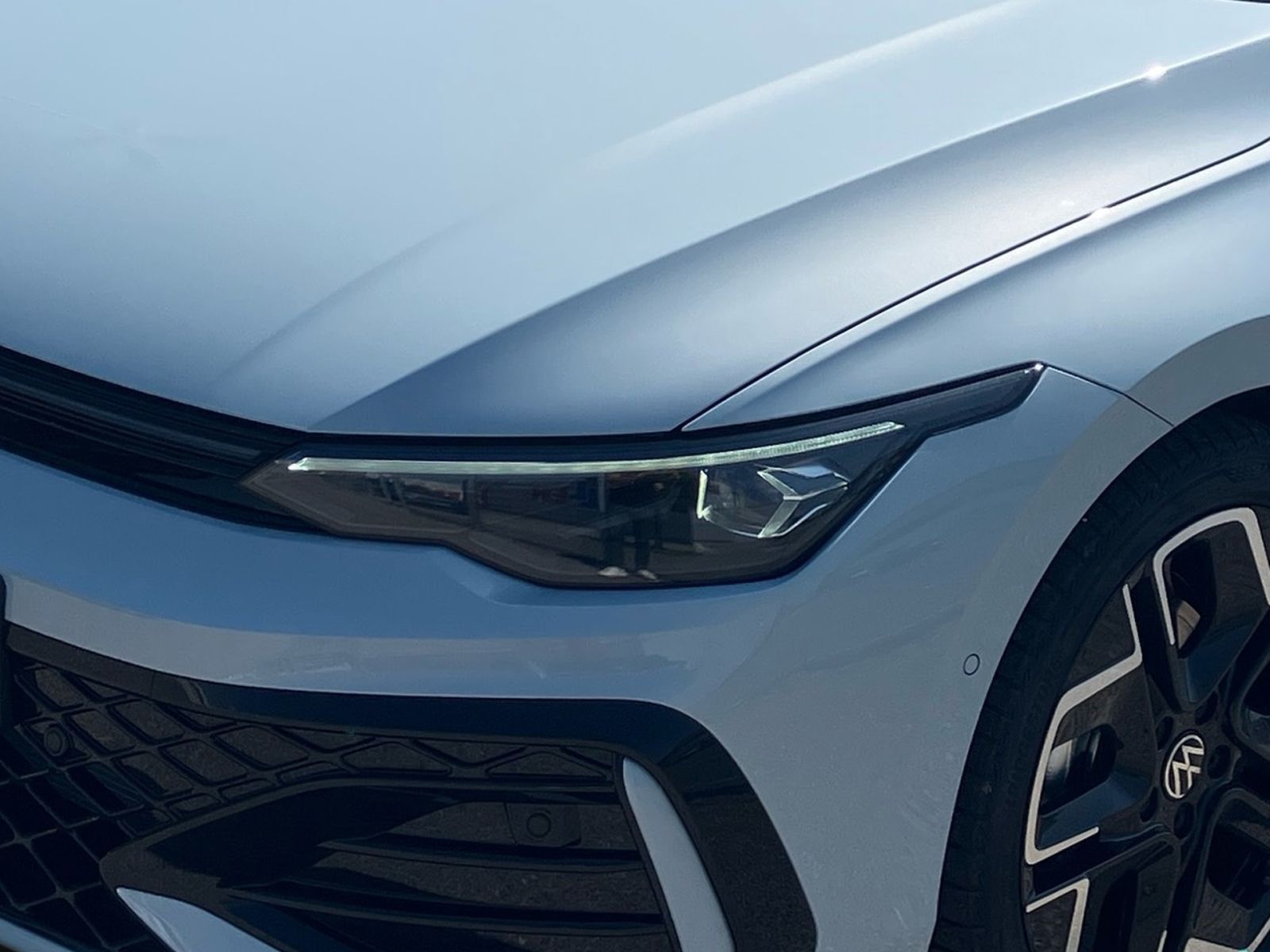 Fahrzeugabbildung Volkswagen Golf R-Line 1,5l eTSI 150 PS DSG AHK ACC 360° Ka