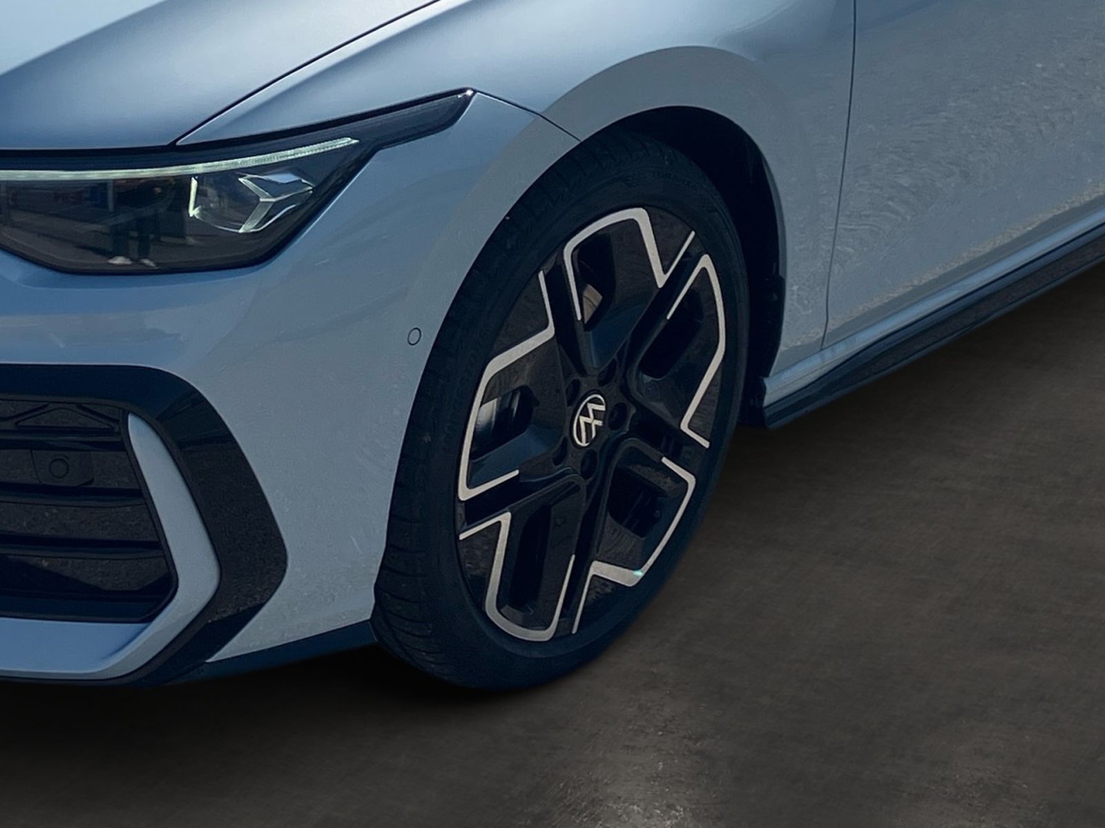 Fahrzeugabbildung Volkswagen Golf R-Line 1,5l eTSI 150 PS DSG AHK ACC 360° Ka