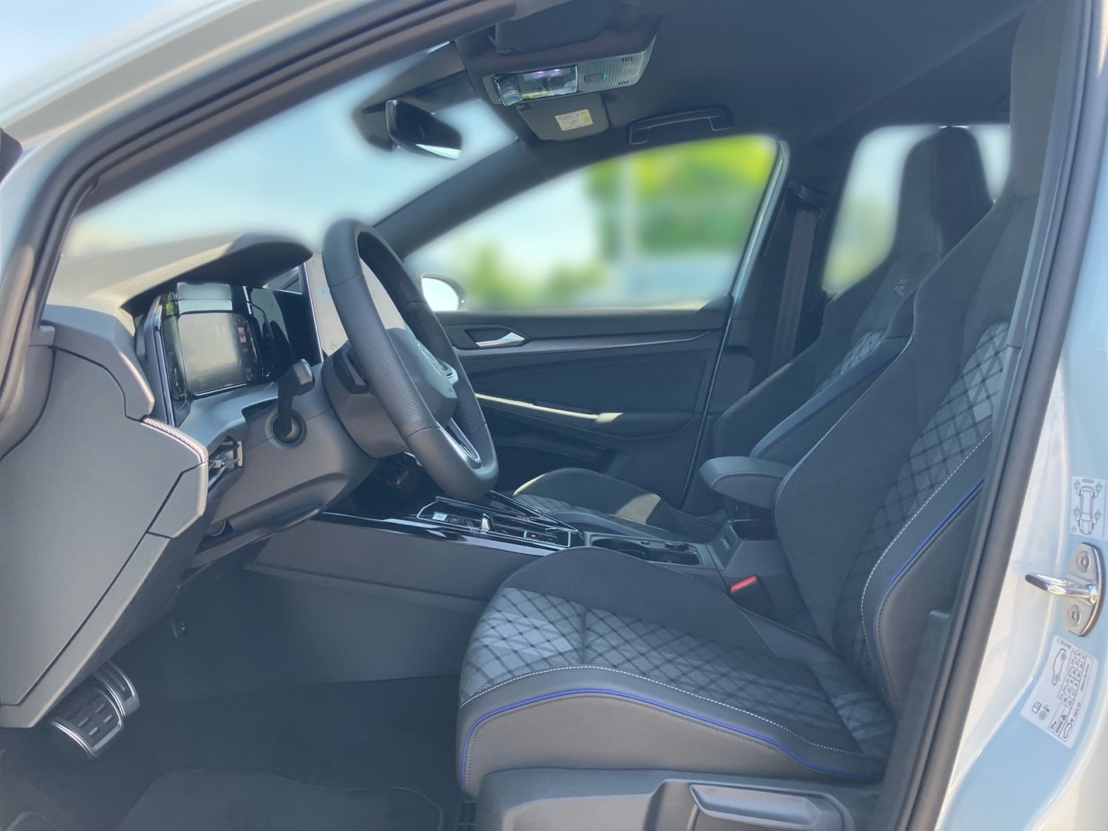 Fahrzeugabbildung Volkswagen Golf R-Line 1,5l eTSI 150 PS DSG AHK ACC 360° Ka