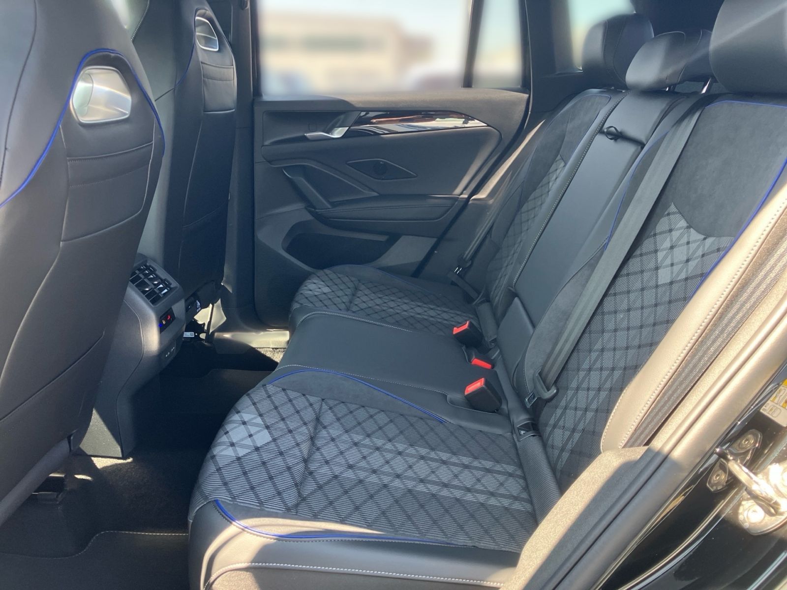 Fahrzeugabbildung Volkswagen Tiguan R-Line 2,0 l TDI 4MOTION 193 PS DSG AHK A