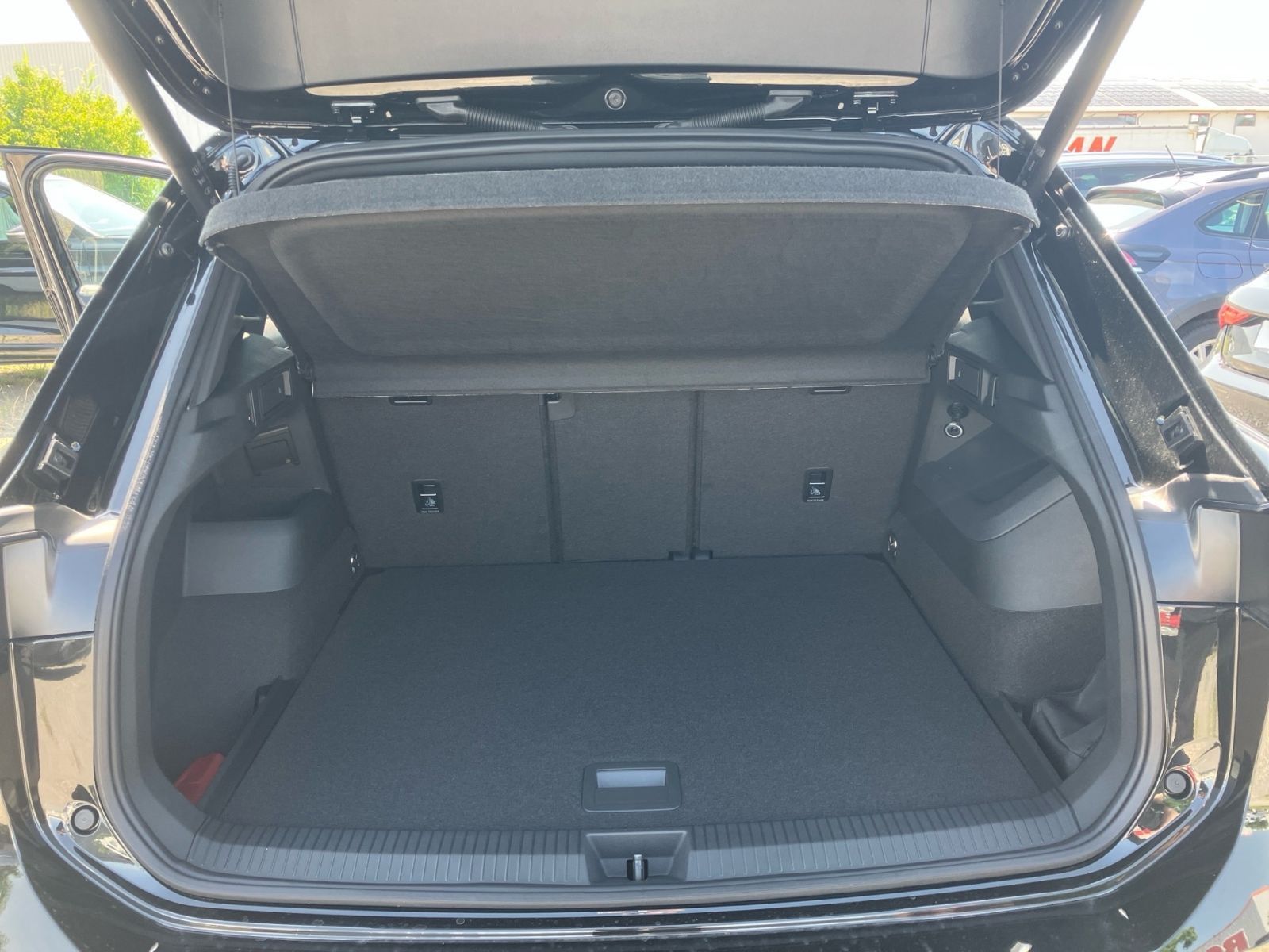 Fahrzeugabbildung Volkswagen Tiguan R-Line 2,0 l TDI 4MOTION 193 PS DSG AHK A