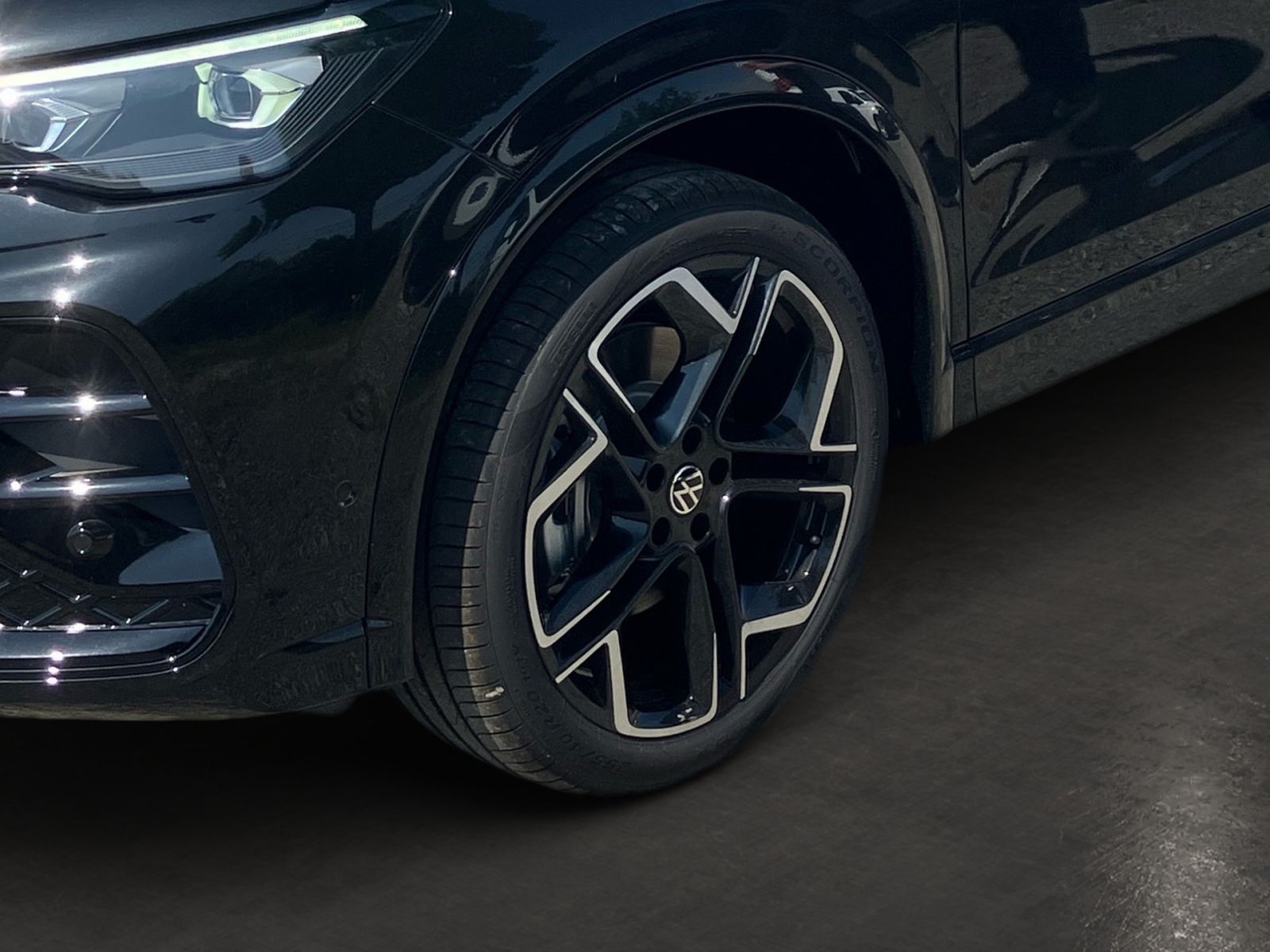 Fahrzeugabbildung Volkswagen Tiguan R-Line 2,0 l TDI 4MOTION 193 PS DSG AHK A
