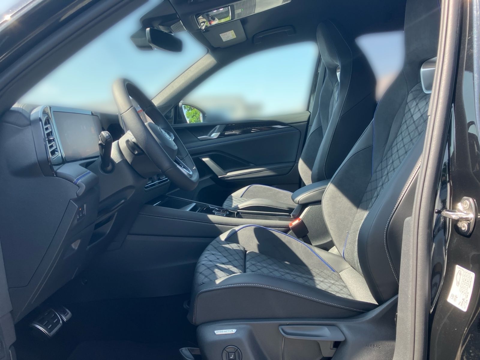Fahrzeugabbildung Volkswagen Tiguan R-Line 2,0 l TDI 4MOTION 193 PS DSG AHK A