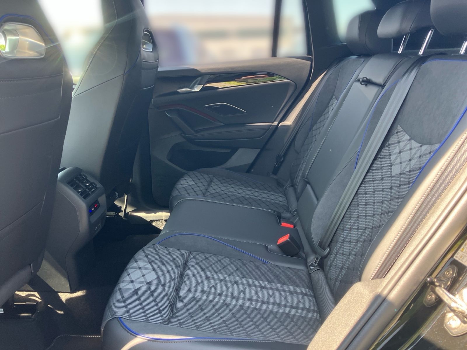 Fahrzeugabbildung Volkswagen Tiguan R-Line 1,5 l eHybrid 272 PS DSG AHK IQ.Li