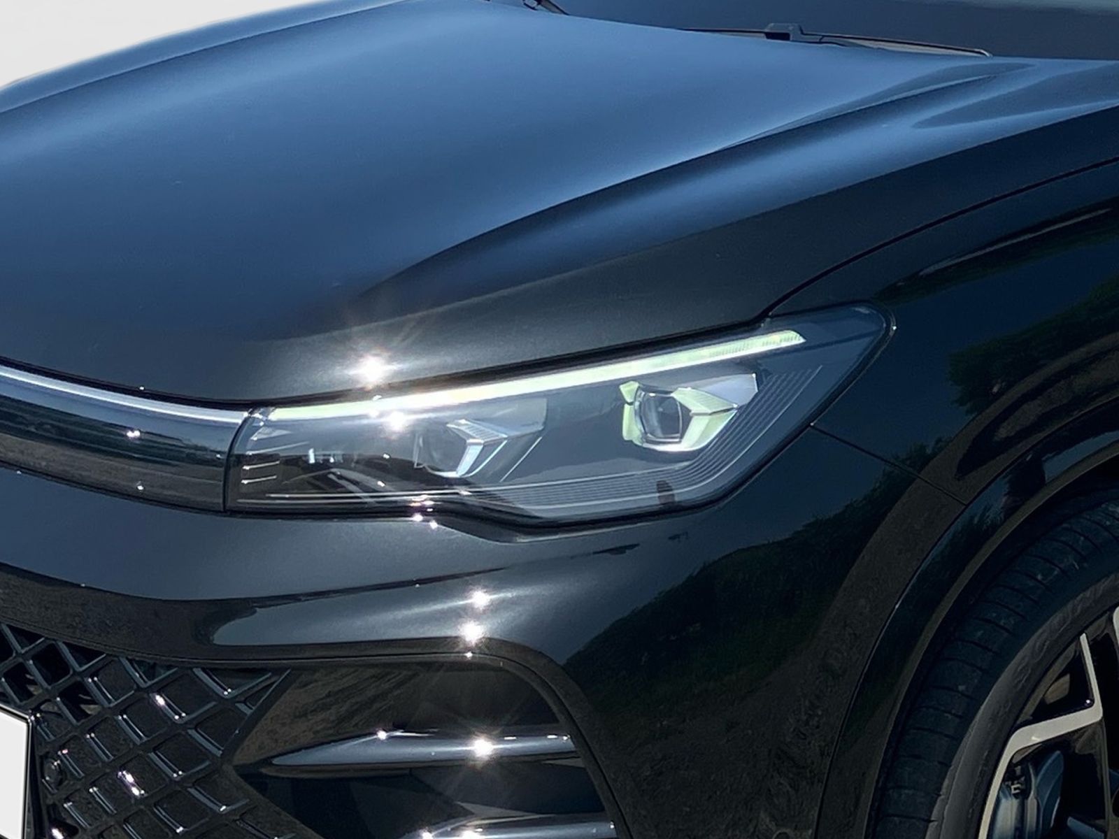 Fahrzeugabbildung Volkswagen Tiguan R-Line 1,5 l eHybrid 272 PS DSG AHK IQ.Li