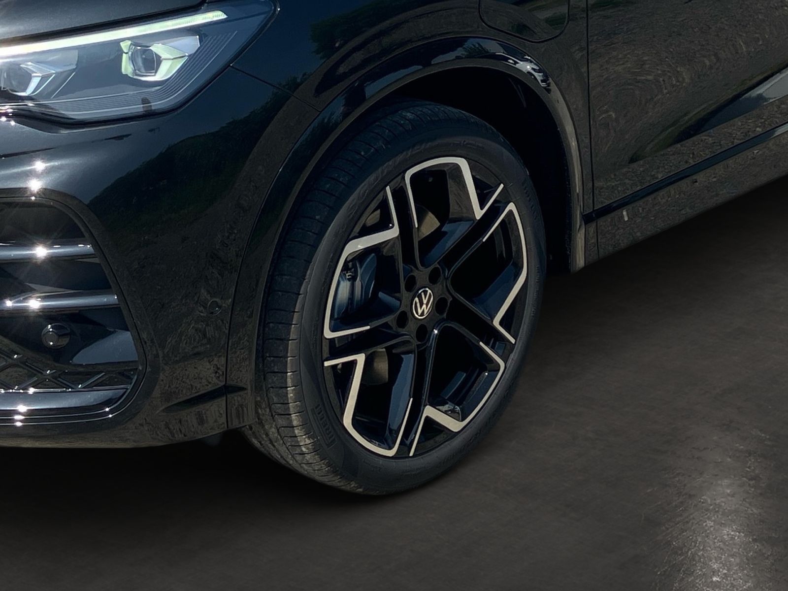 Fahrzeugabbildung Volkswagen Tiguan R-Line 1,5 l eHybrid 272 PS DSG AHK IQ.Li