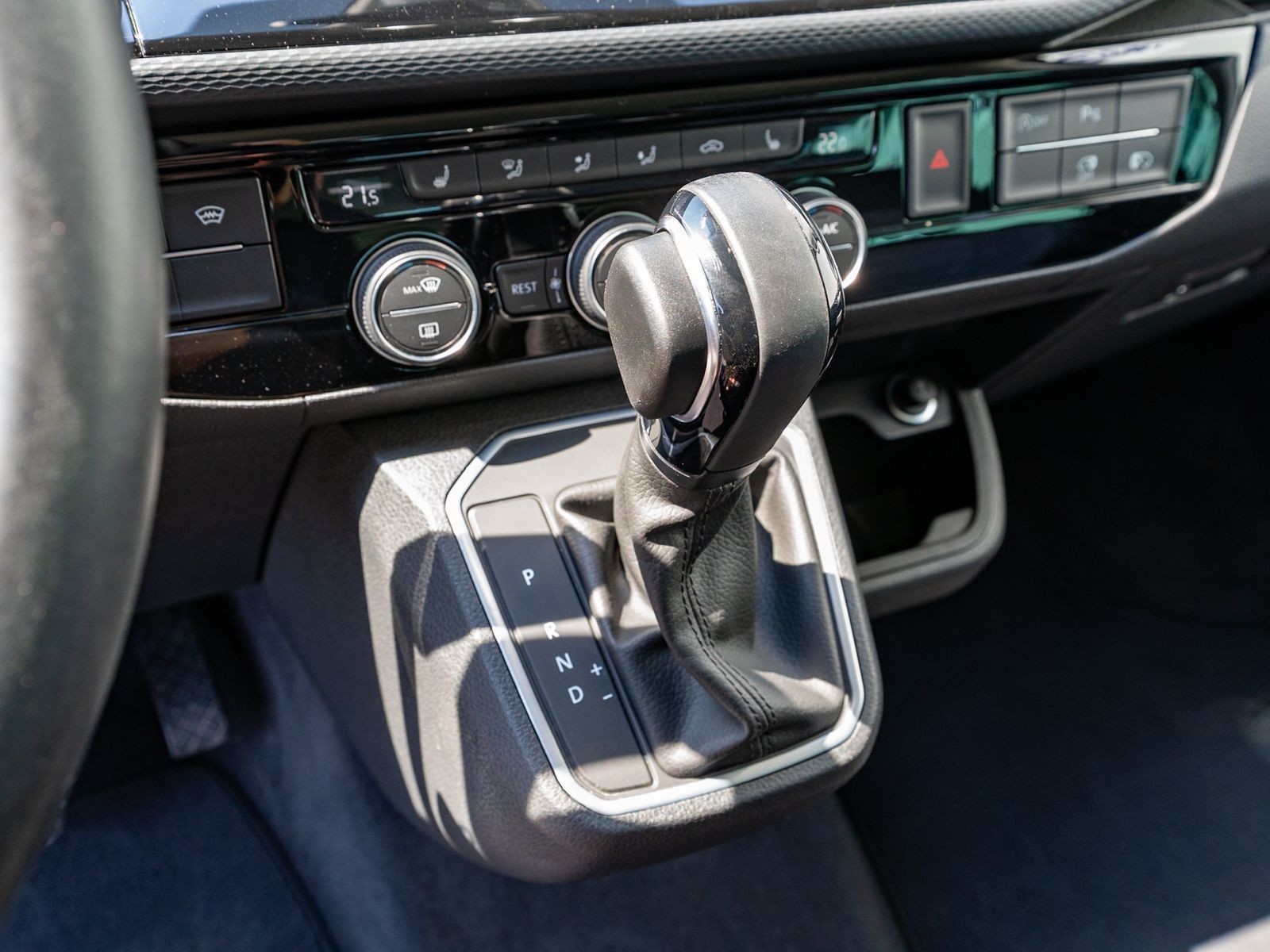Fahrzeugabbildung Volkswagen T6.1 Multivan Gen Six 2.0TDI DSG LED PDC v/h AHK