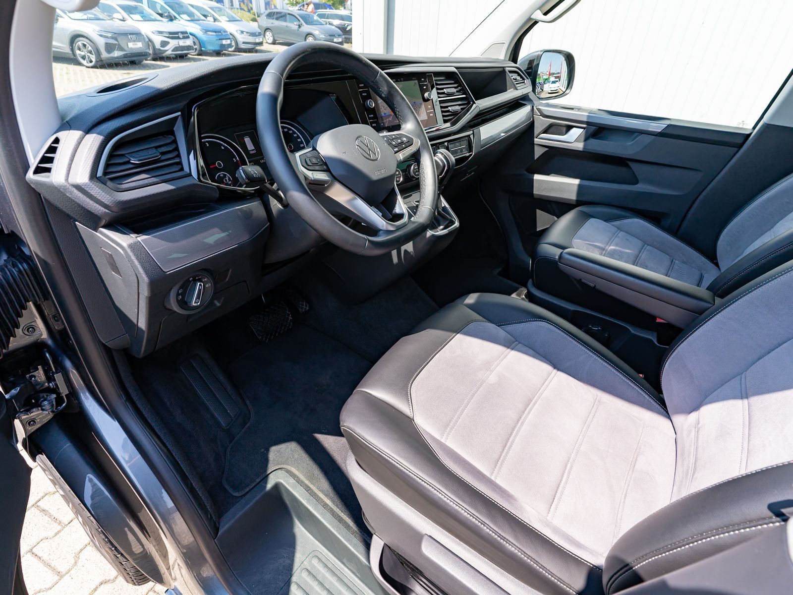 Fahrzeugabbildung Volkswagen T6.1 Multivan Gen Six 2.0TDI DSG LED PDC v/h AHK