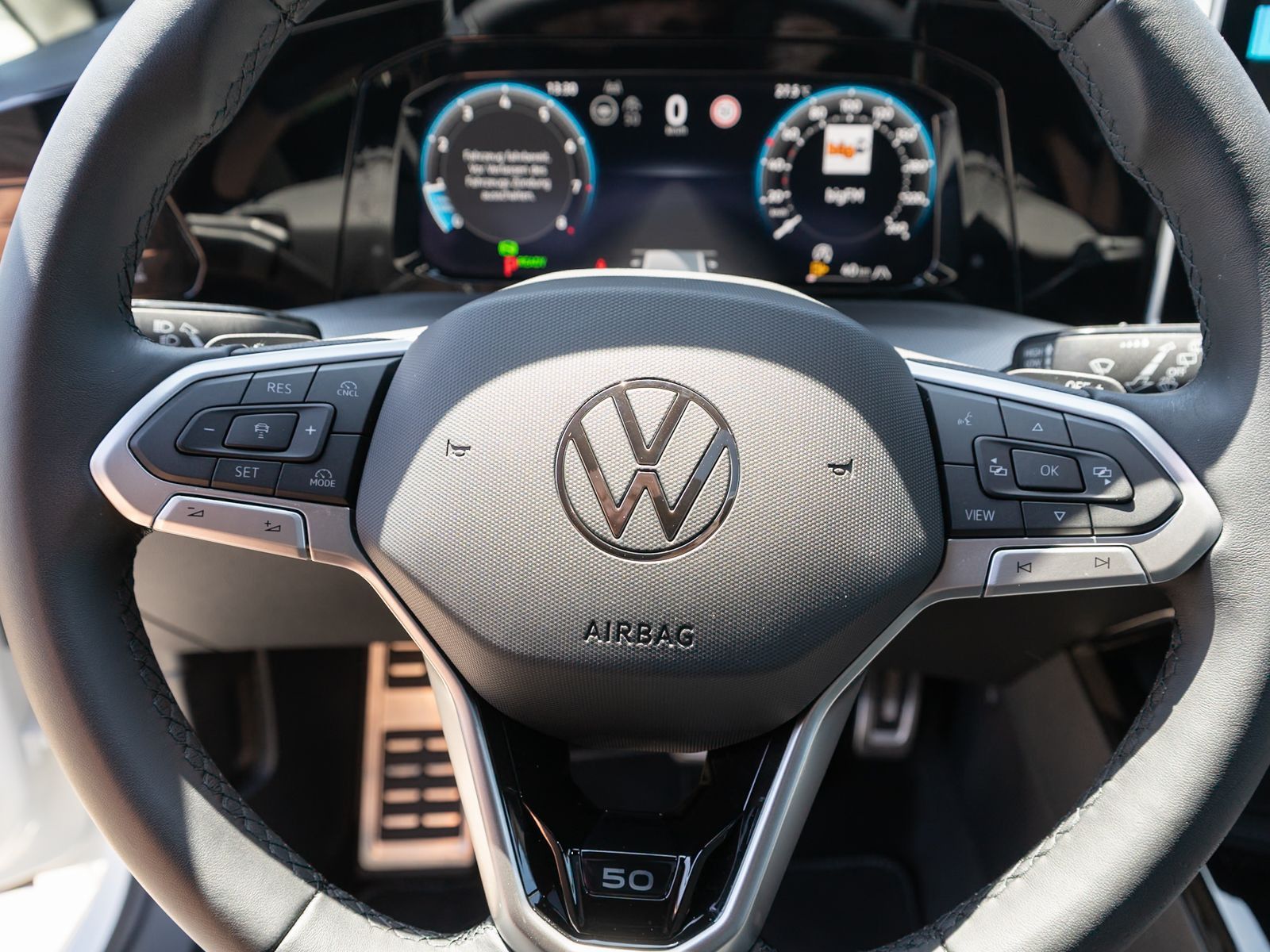 Fahrzeugabbildung Volkswagen Golf Edition 50 1.5 eTSI DSG LED 360° Pano AHK