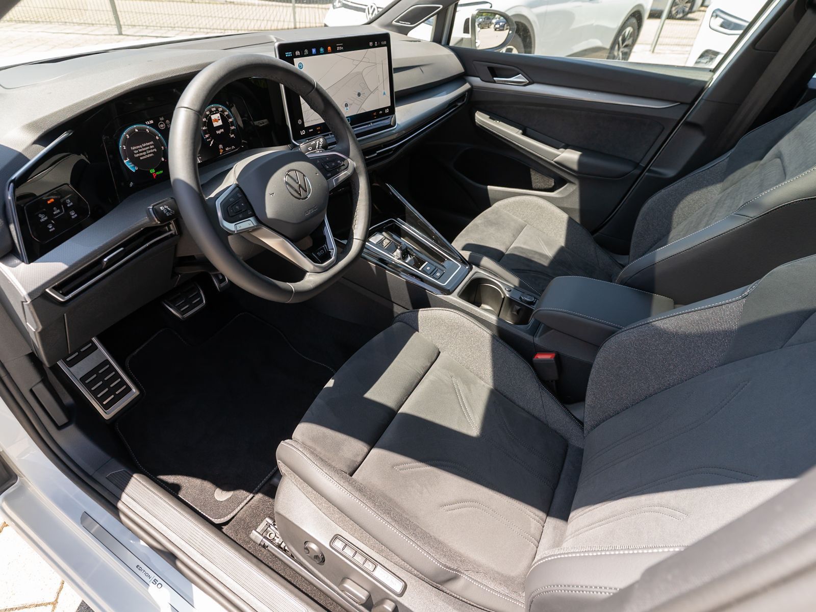 Fahrzeugabbildung Volkswagen Golf Edition 50 1.5 eTSI DSG LED 360° Pano AHK
