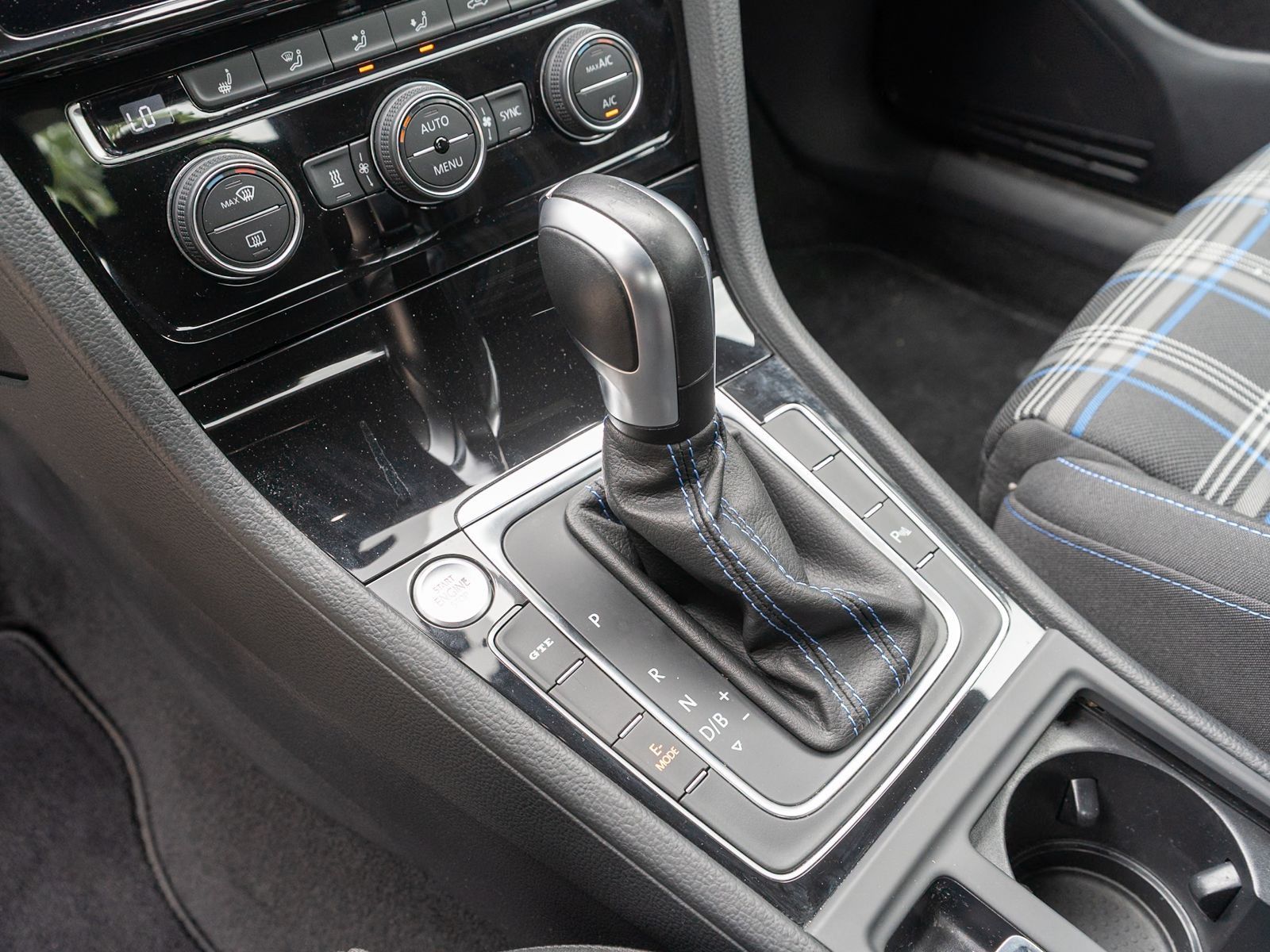 Fahrzeugabbildung Volkswagen Golf GTE 1.4TSI DSG Navi LED PDC ACC Stdhzg