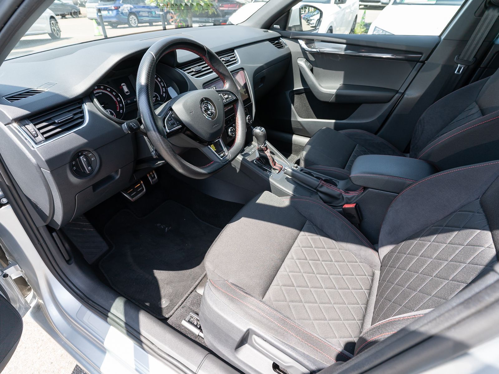 Fahrzeugabbildung SKODA Octavia Combi RS 2.0TDI 4x4 DSG LED Navi PDC AHK