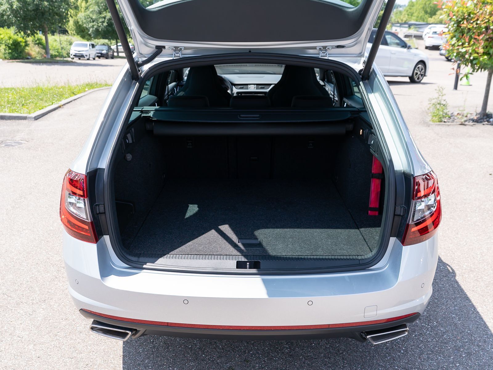 Fahrzeugabbildung SKODA Octavia Combi RS 2.0TDI 4x4 DSG LED Navi PDC AHK