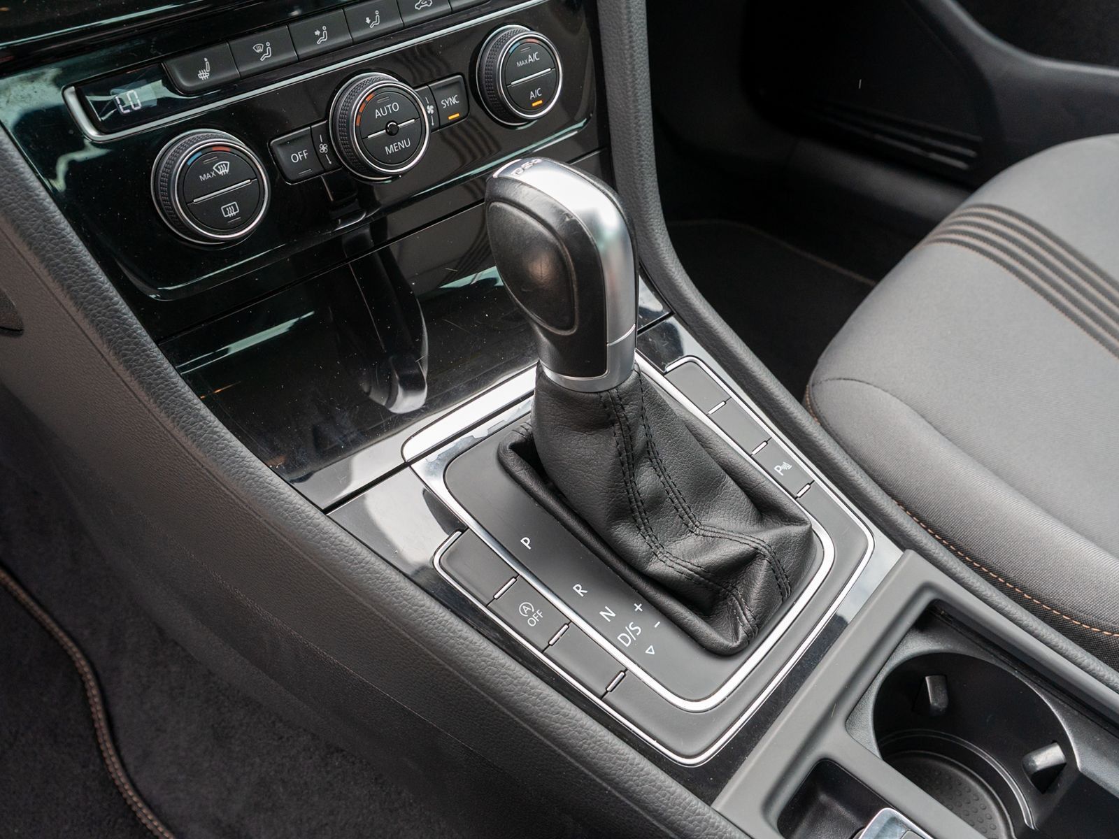 Fahrzeugabbildung Volkswagen Golf Comfortline 1.4 TSI DSG Navi PDC SHZ