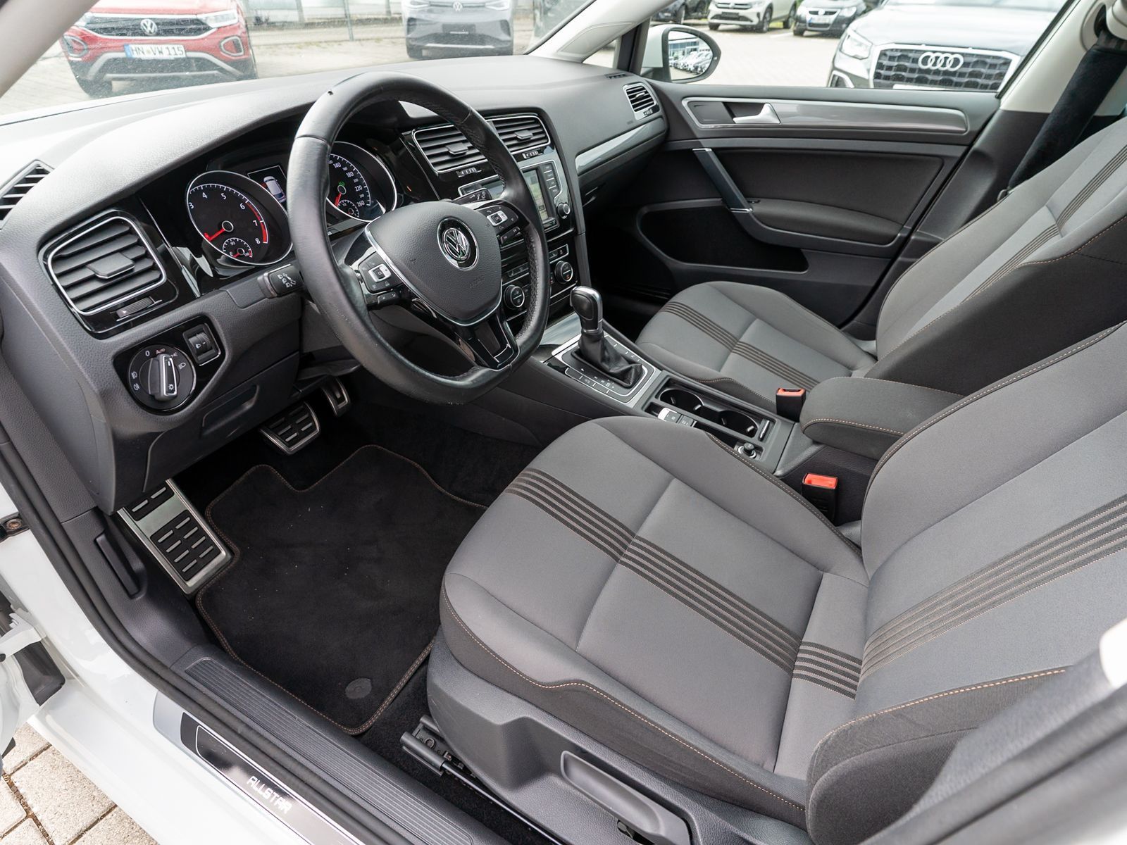 Fahrzeugabbildung Volkswagen Golf Comfortline 1.4 TSI DSG Navi PDC SHZ