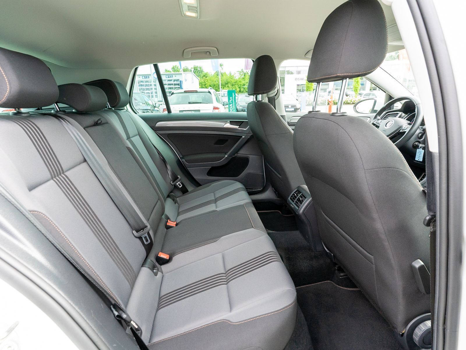 Fahrzeugabbildung Volkswagen Golf Comfortline 1.4 TSI DSG Navi PDC SHZ