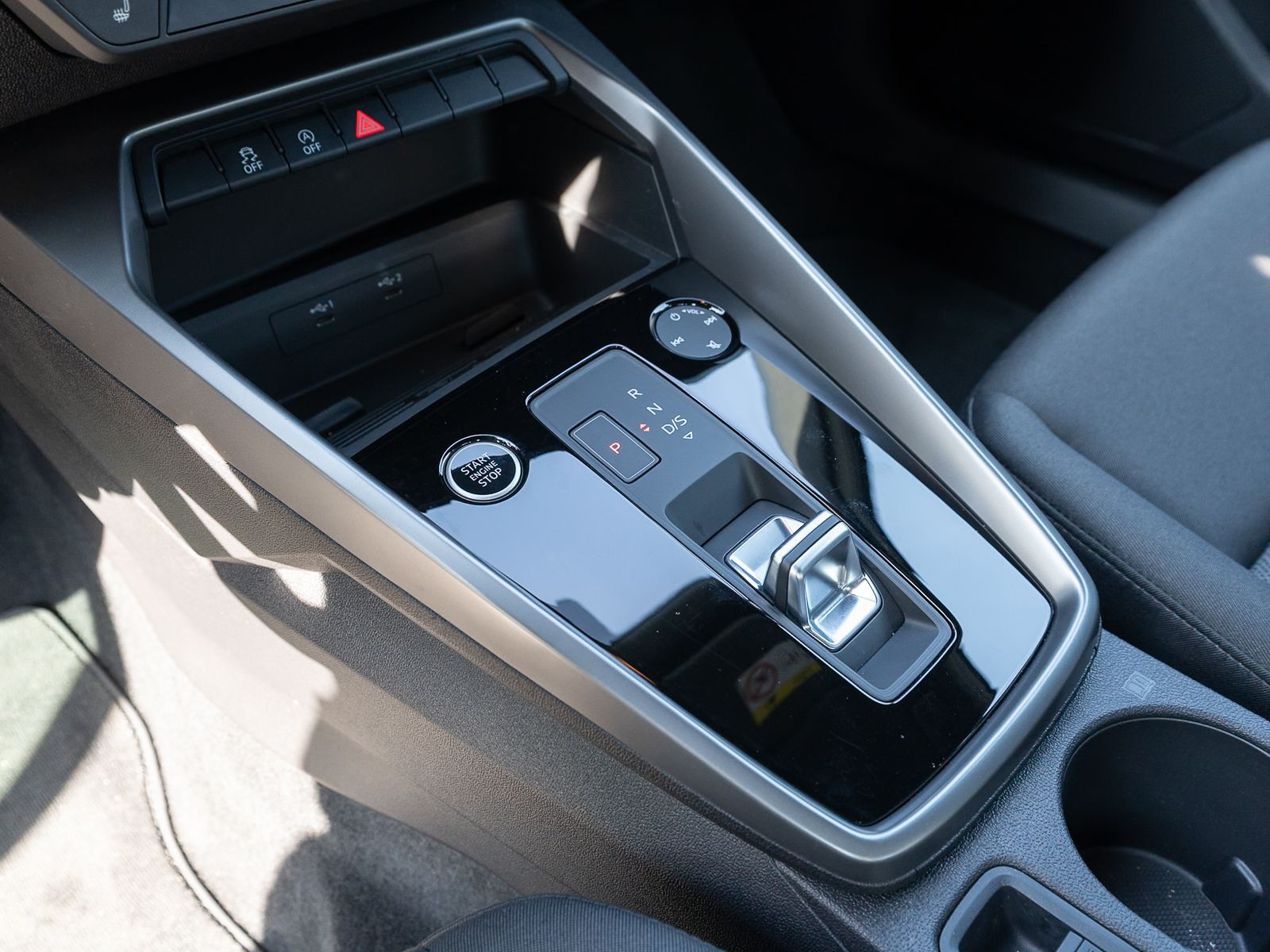 Fahrzeugabbildung Audi A3 Sportback advanced 30TFSI Navi LED GRA PDC VC