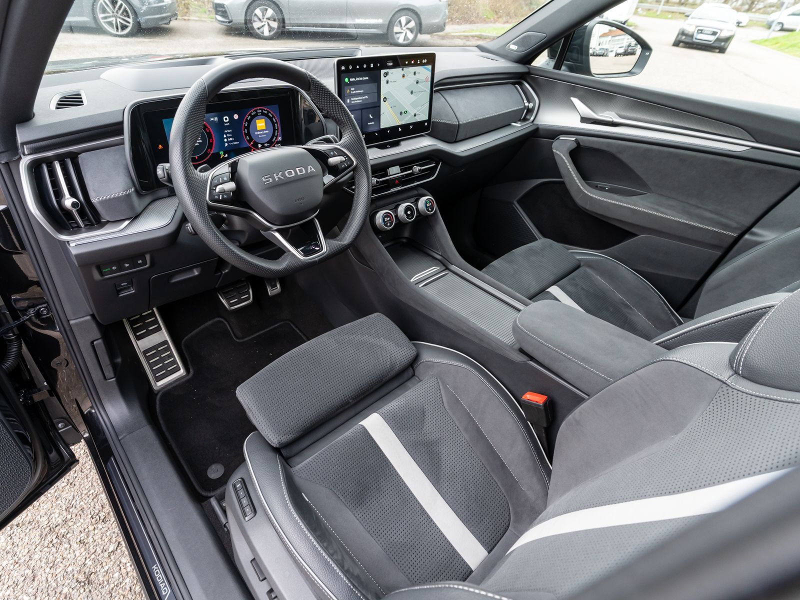 Fahrzeugabbildung SKODA Kodiaq Sportline 4x4 2.0TDI DSG HUD PANO AHK 7-S