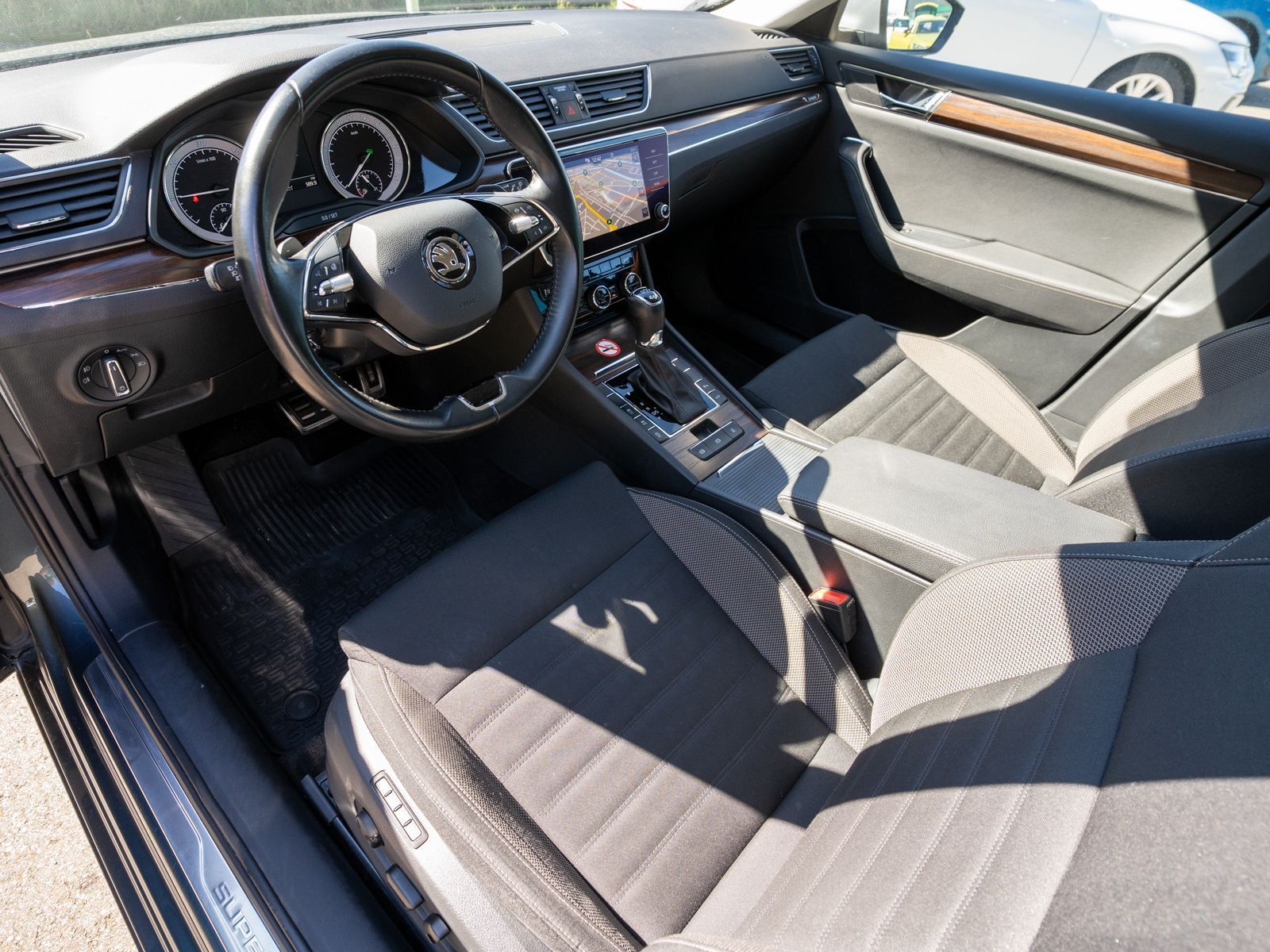 Fahrzeugabbildung SKODA Superb Combi Scout 2.0 TDI 4x4 DSG LED Navi AHK