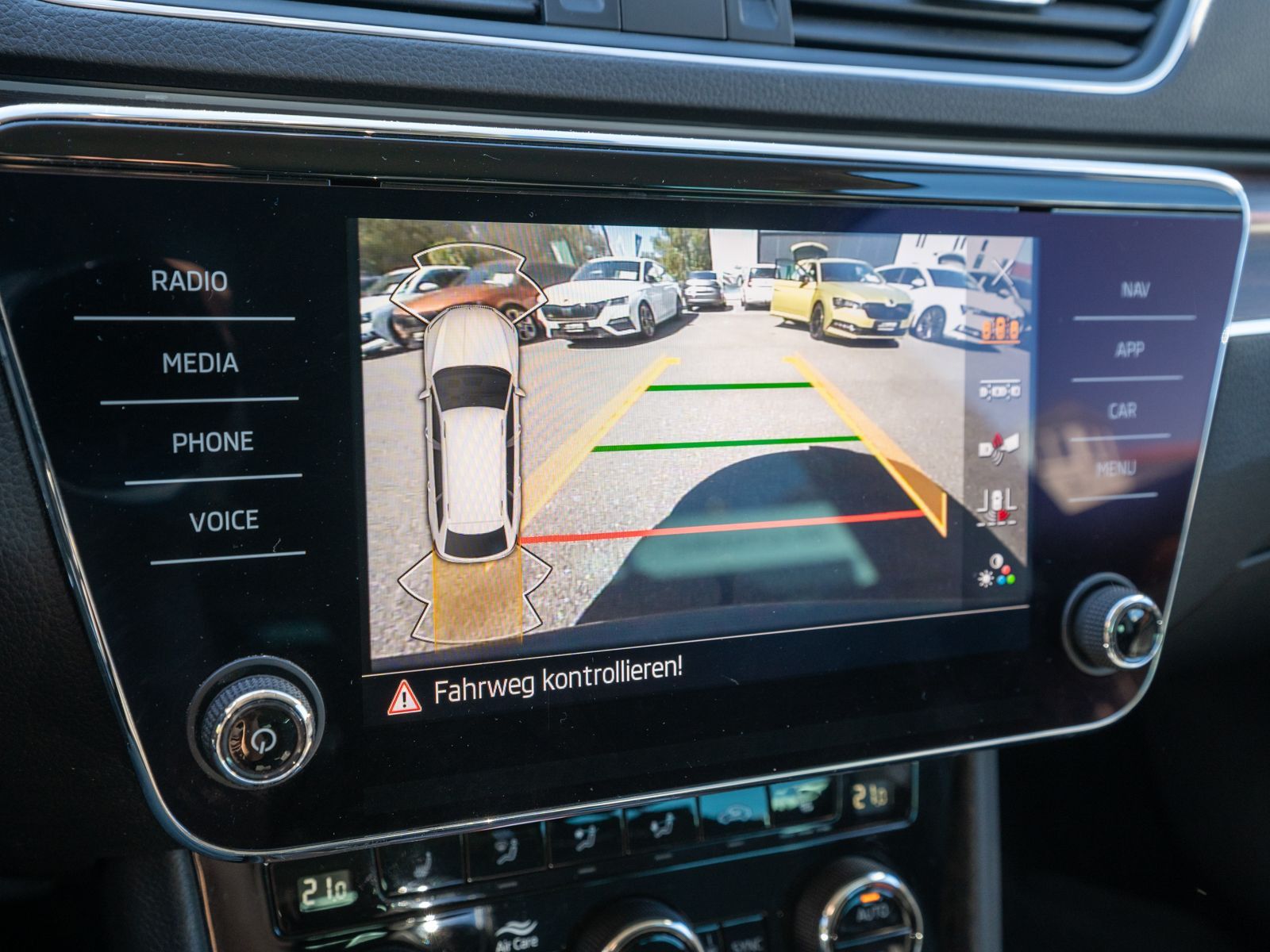 Fahrzeugabbildung SKODA Superb Combi Scout 2.0 TDI 4x4 DSG LED Navi AHK