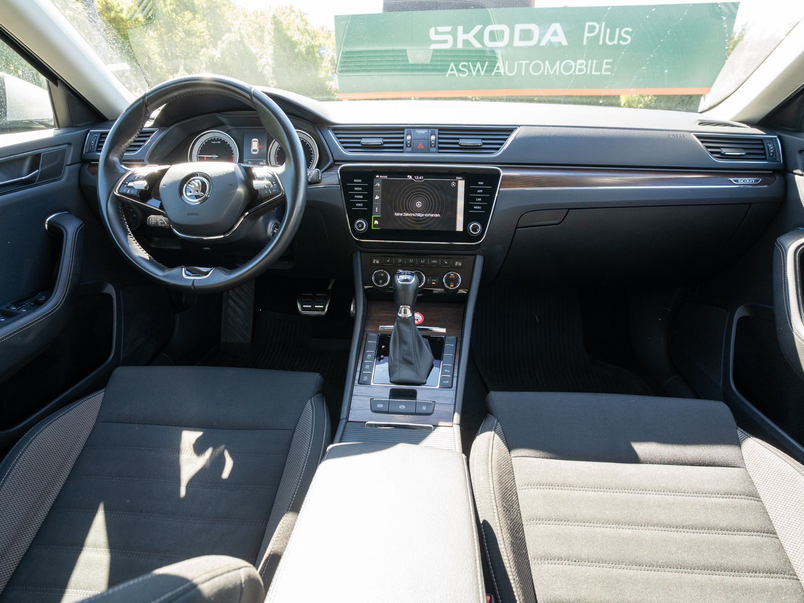 Fahrzeugabbildung SKODA Superb Combi Scout 2.0 TDI 4x4 DSG LED Navi AHK