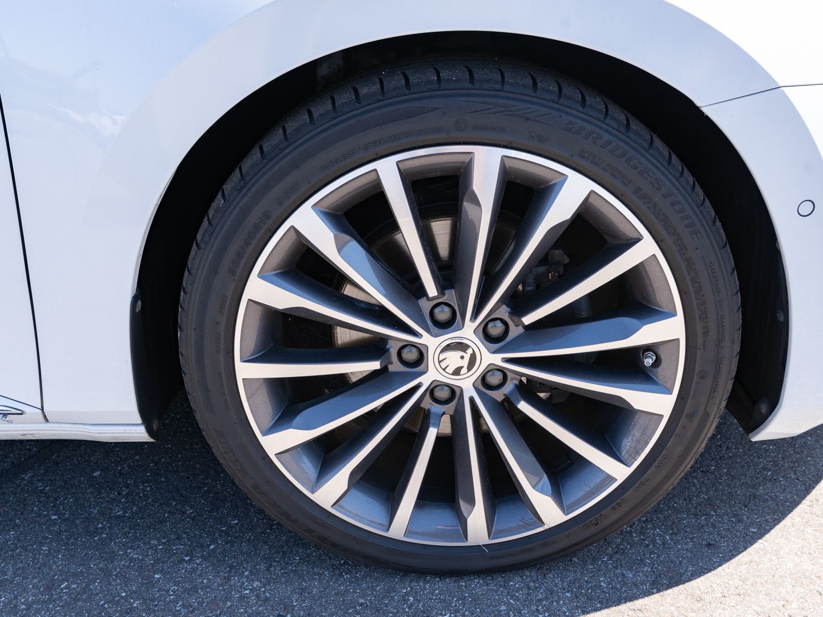 Fahrzeugabbildung SKODA Superb Combi L&K 2.0TDI 4x4 DSG PANO LEDER DCC