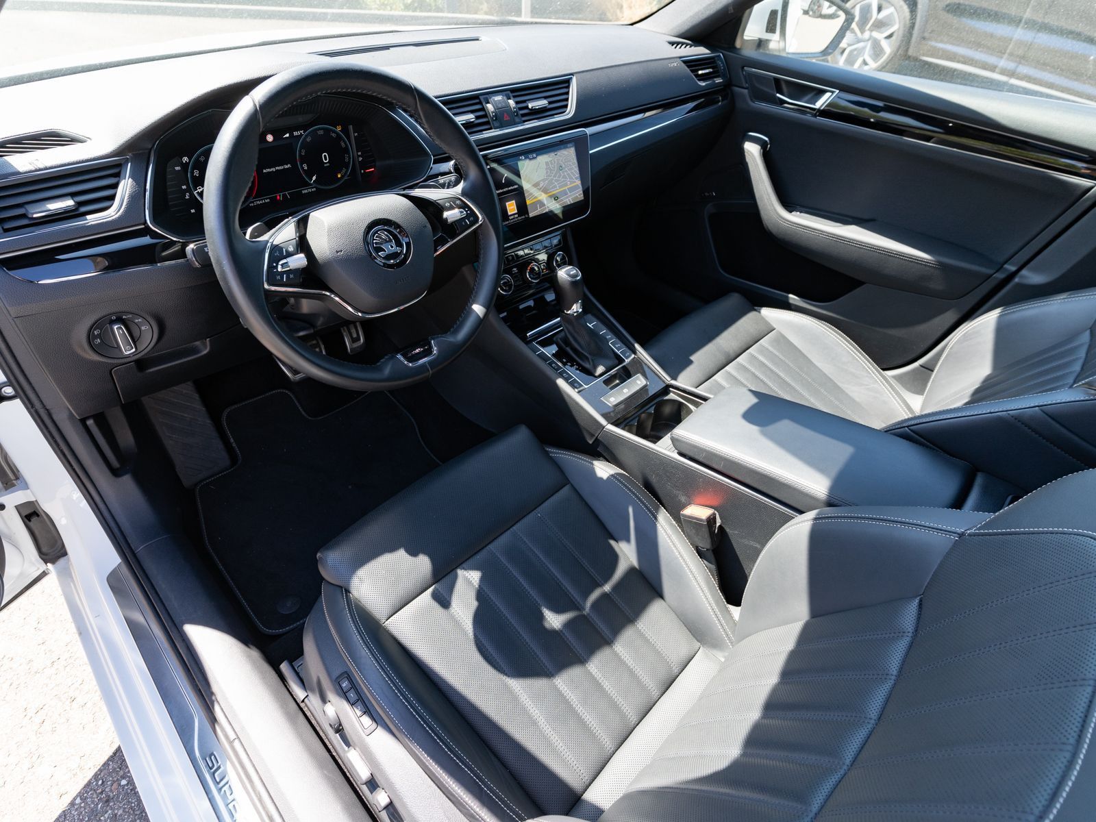 Fahrzeugabbildung SKODA Superb Combi L&K 2.0TDI 4x4 DSG PANO LEDER DCC