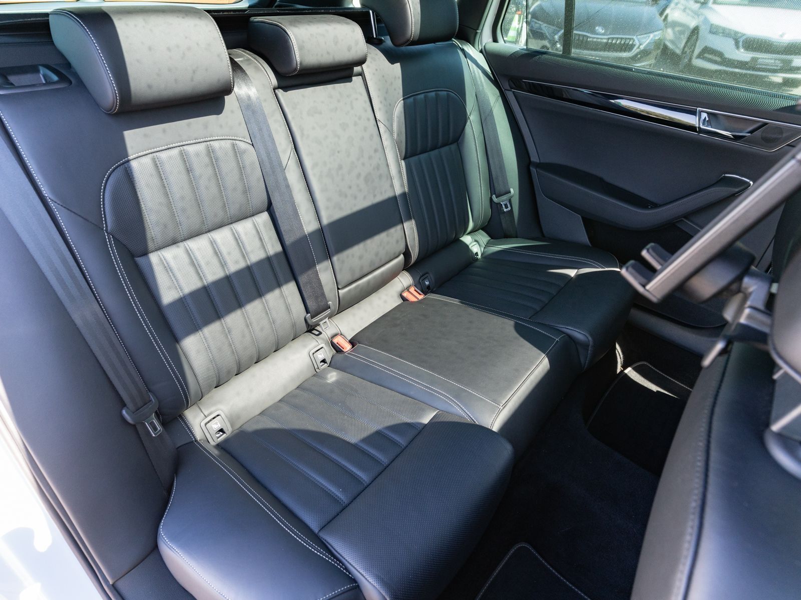 Fahrzeugabbildung SKODA Superb Combi L&K 2.0TDI 4x4 DSG PANO LEDER DCC