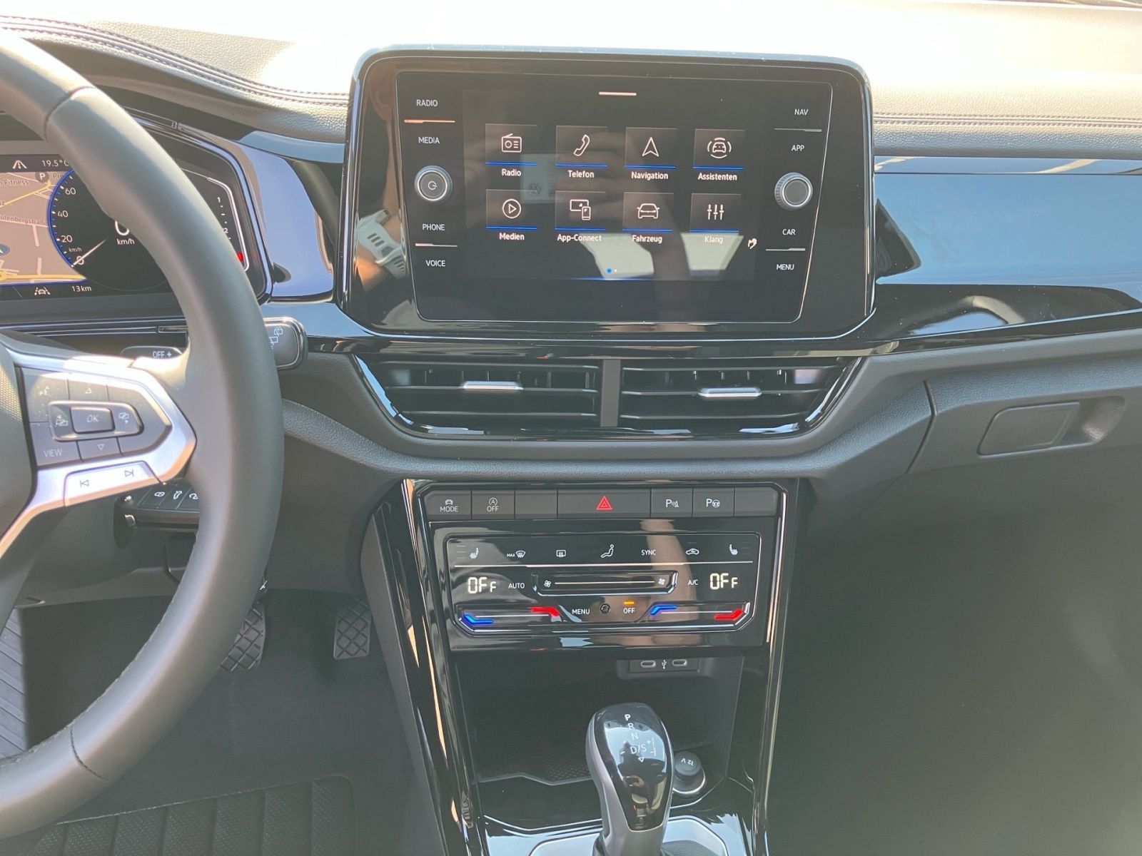 Fahrzeugabbildung Volkswagen T-Roc Style 2.0 TDI 150 PS DSG AHK ACC RFK
