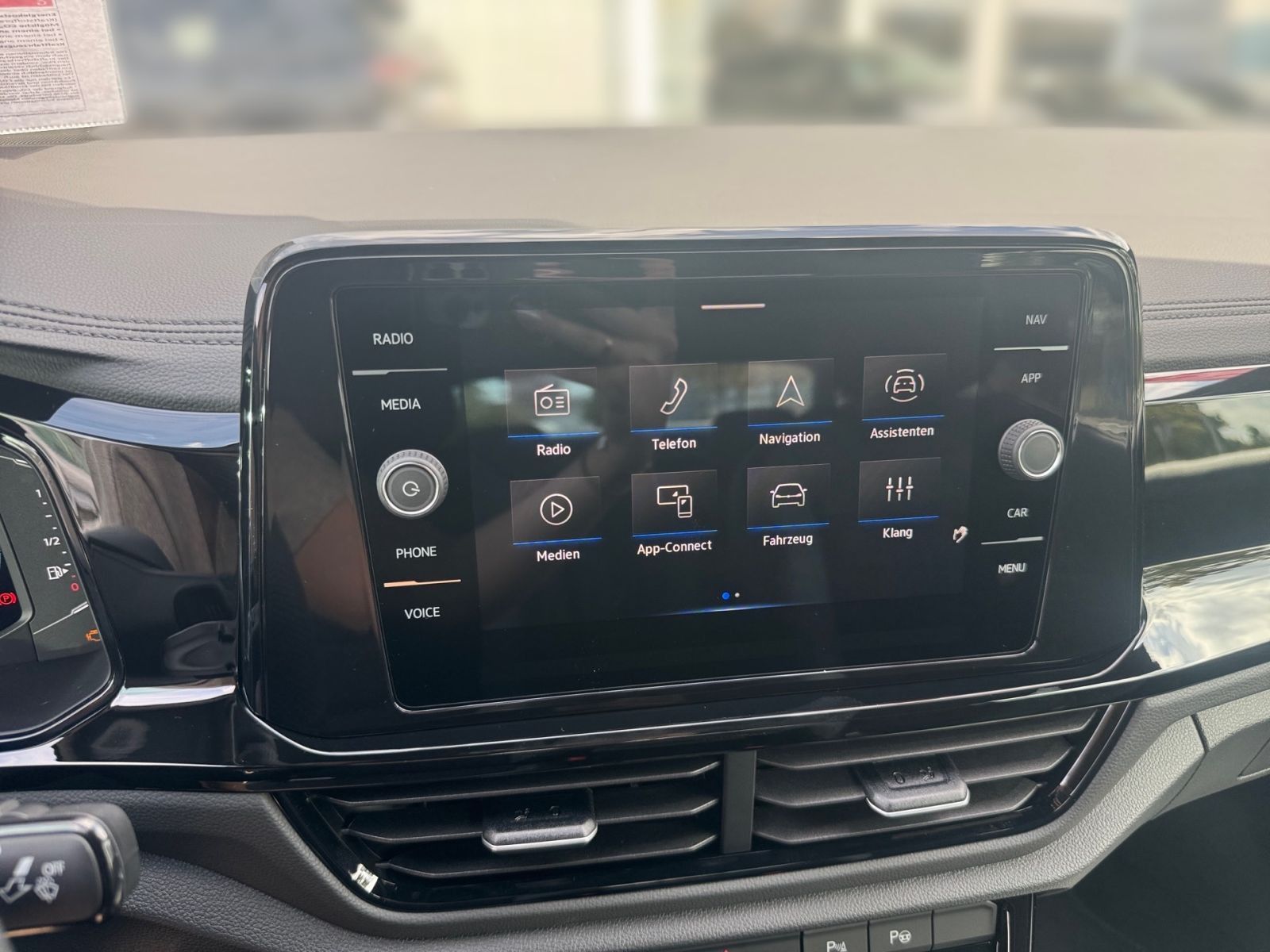 Fahrzeugabbildung Volkswagen T-Roc Cabrio R-Line 1.5 TSI DSG AHK WKR R-KAMERA
