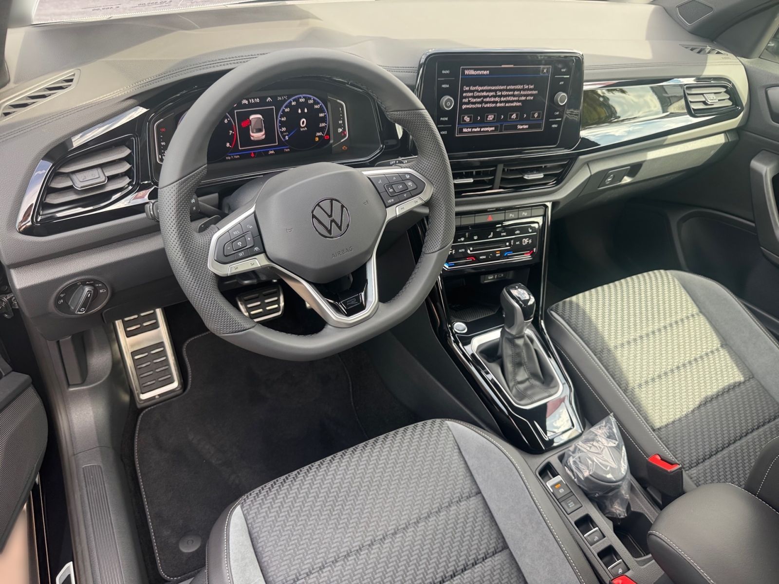 Fahrzeugabbildung Volkswagen T-Roc Cabrio R-Line 1.5 TSI DSG AHK WKR R-KAMERA
