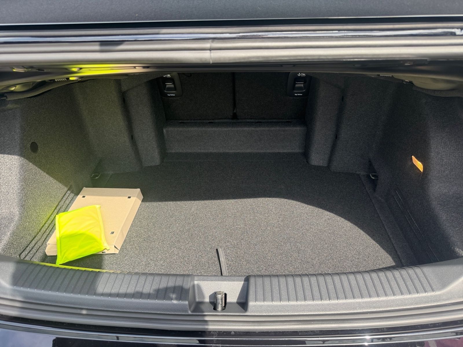 Fahrzeugabbildung Volkswagen T-Roc Cabrio R-Line 1.5 TSI DSG AHK WKR R-KAMERA