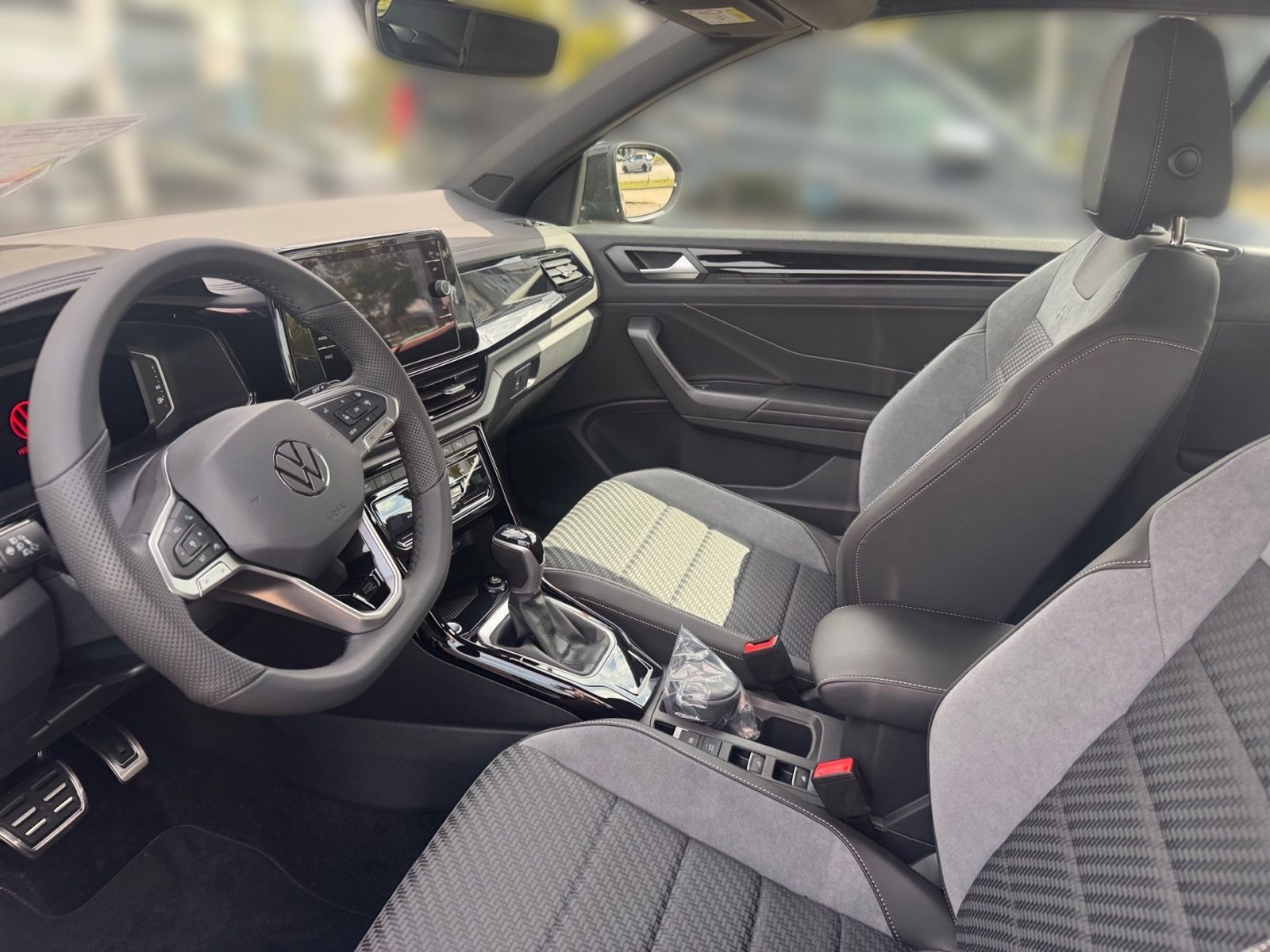 Fahrzeugabbildung Volkswagen T-Roc Cabrio R-Line 1.5 TSI DSG AHK WKR R-KAMERA