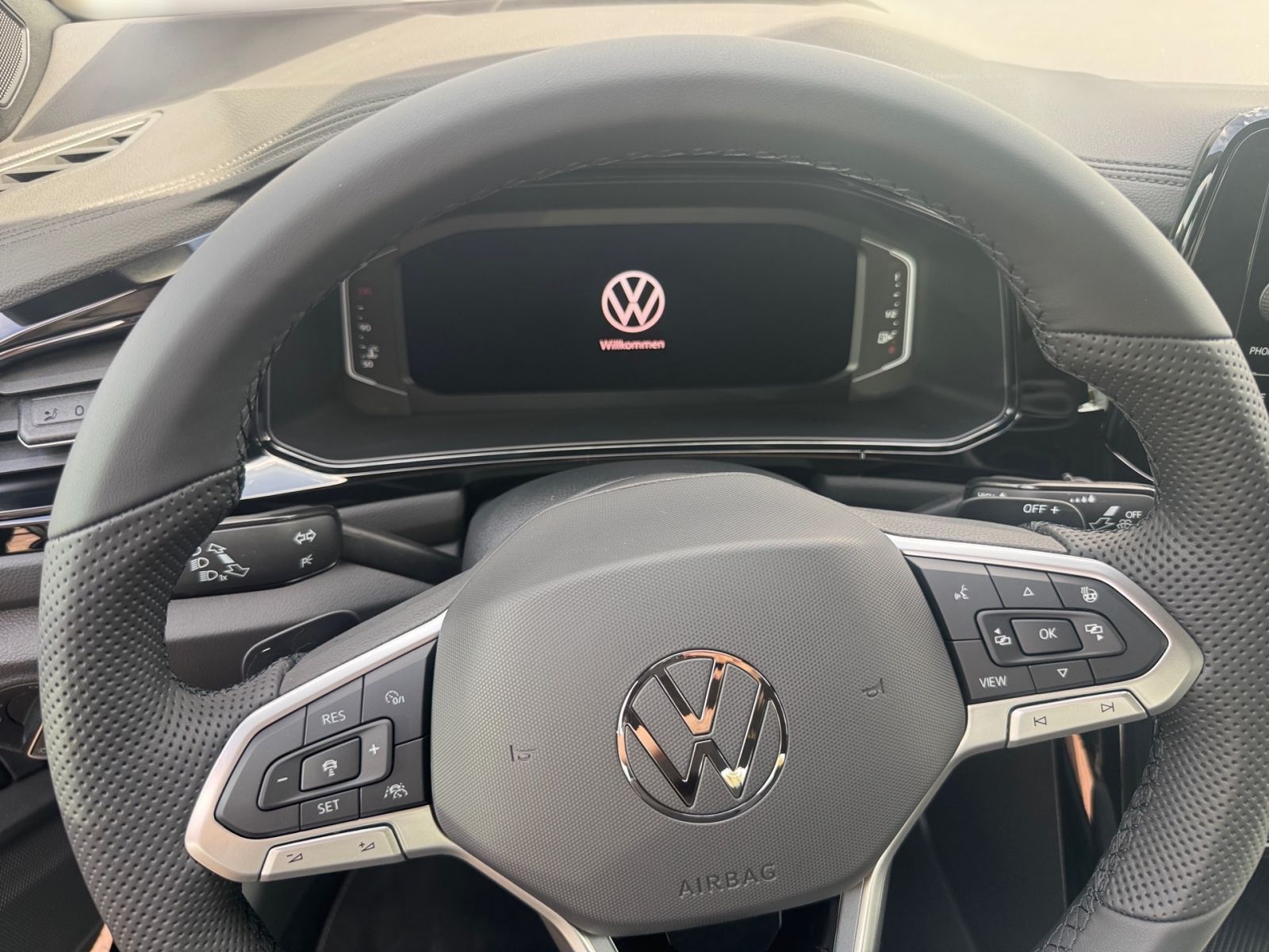 Fahrzeugabbildung Volkswagen T-Roc Cabrio R-Line 1.5 TSI DSG AHK WKR R-KAMERA