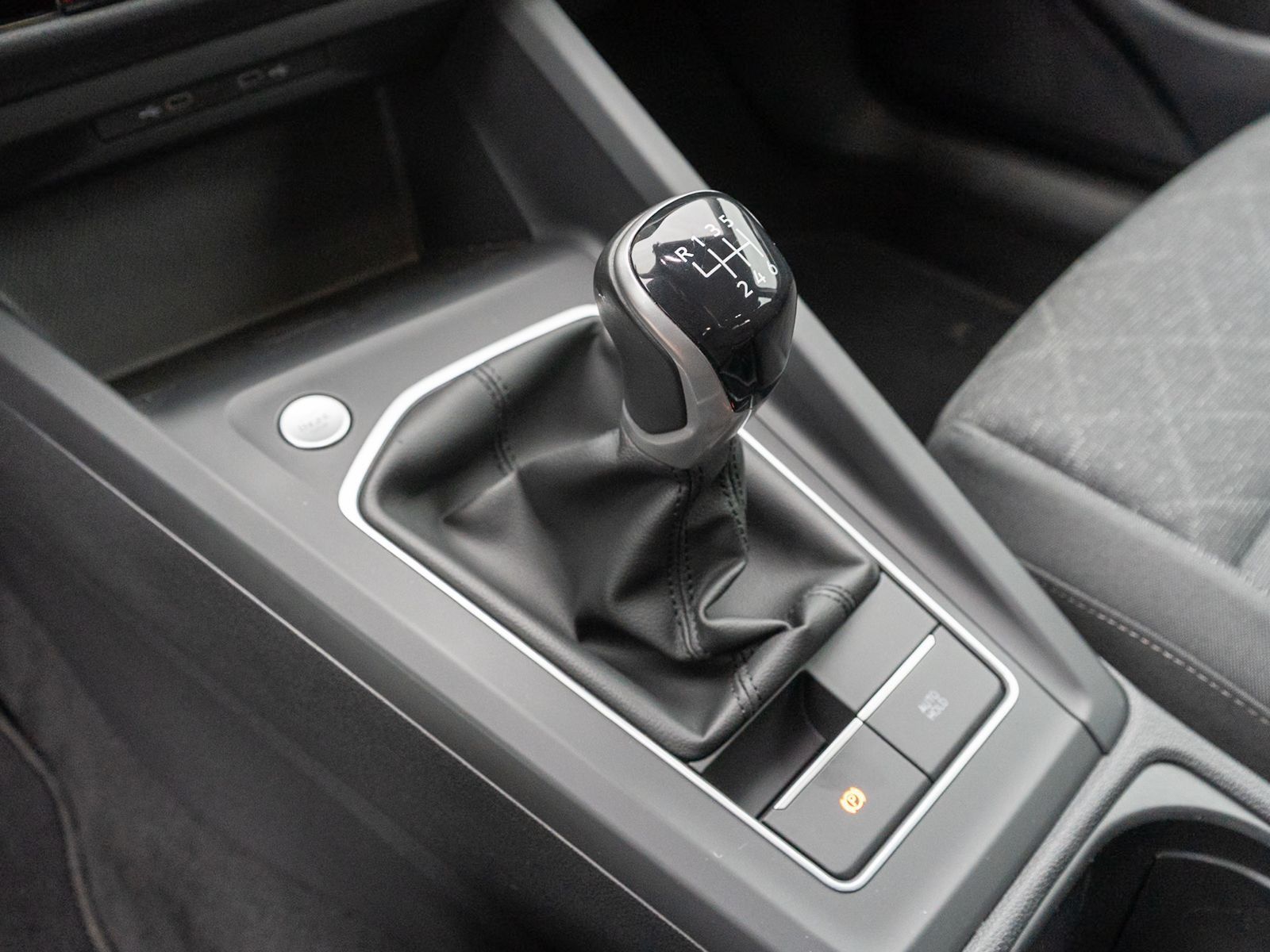 Fahrzeugabbildung Volkswagen Golf Life 1.0TSI LED Navi PDC ACC SHZ AHK