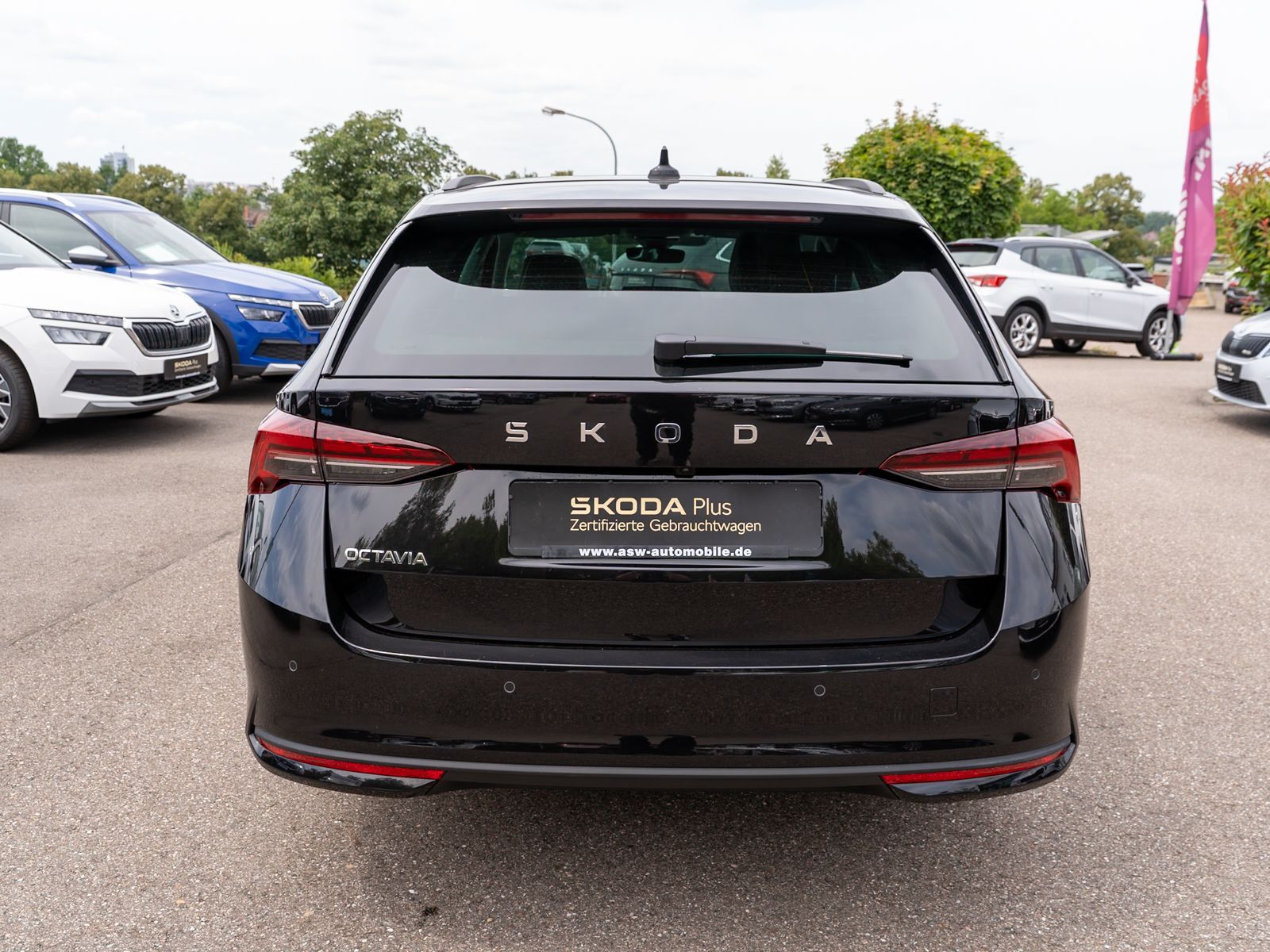 Fahrzeugabbildung SKODA Octavia Combi Selection 1.5 TSI DSG LED Pano AHK