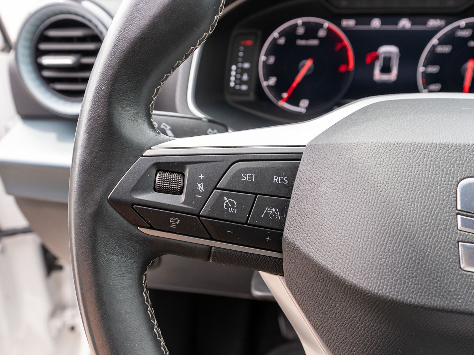 Fahrzeugabbildung SEAT Arona Xperience 1.0 TSI LED Navi RFK ACC SHZ AHK