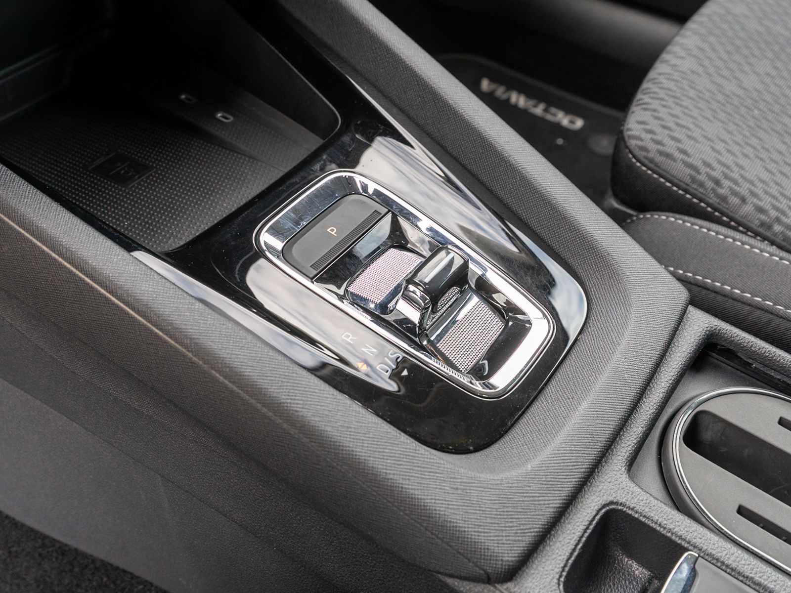 Fahrzeugabbildung SKODA Octavia Combi Clever 2.0TDI DSG LED Navi RFK AHK