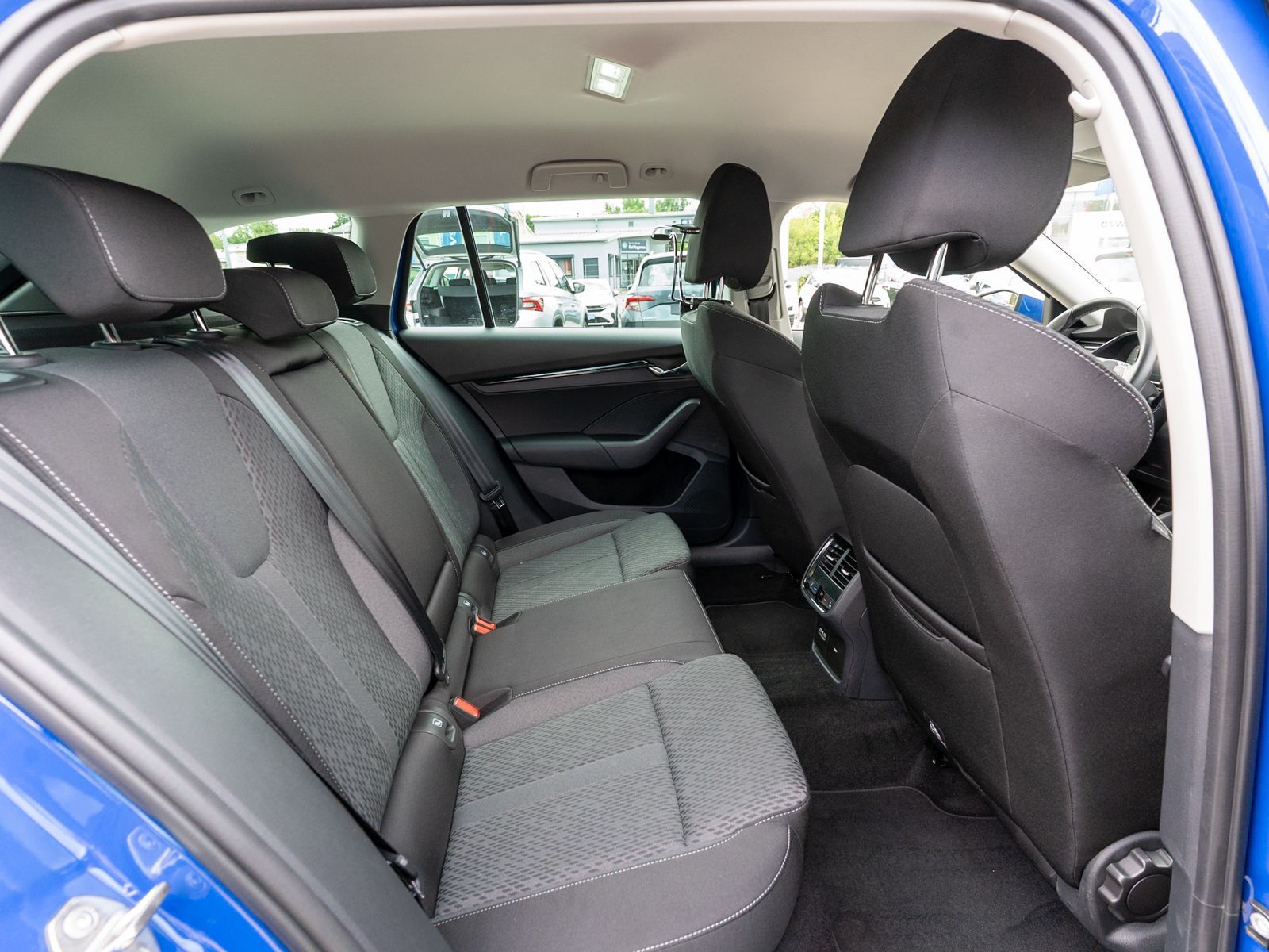 Fahrzeugabbildung SKODA Octavia Combi Clever 2.0TDI DSG LED Navi RFK AHK